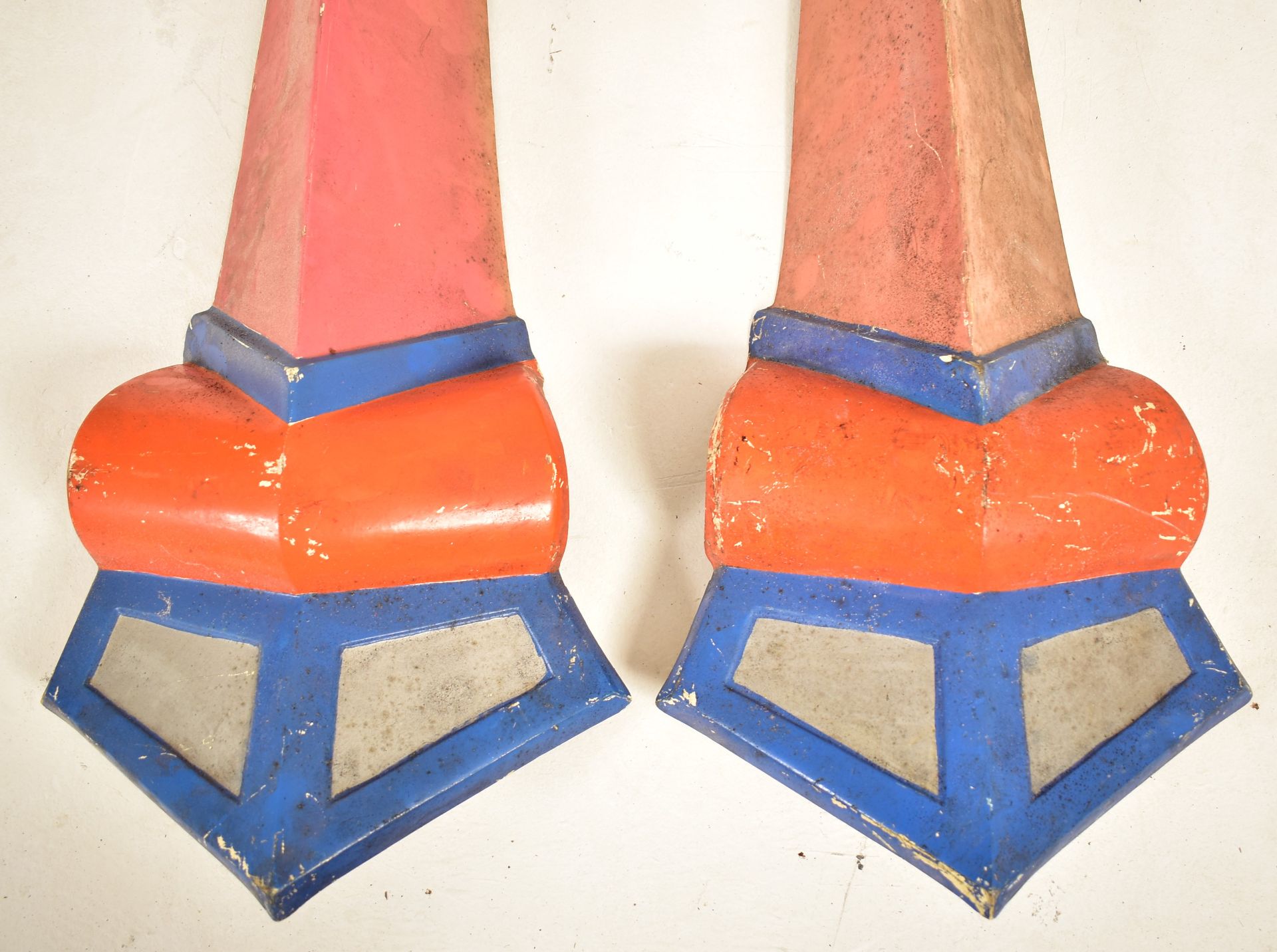 PAIR OF VINTAGE ART DECO INFLUENCED FIBERGLASS UPRIGHTS - Bild 2 aus 4