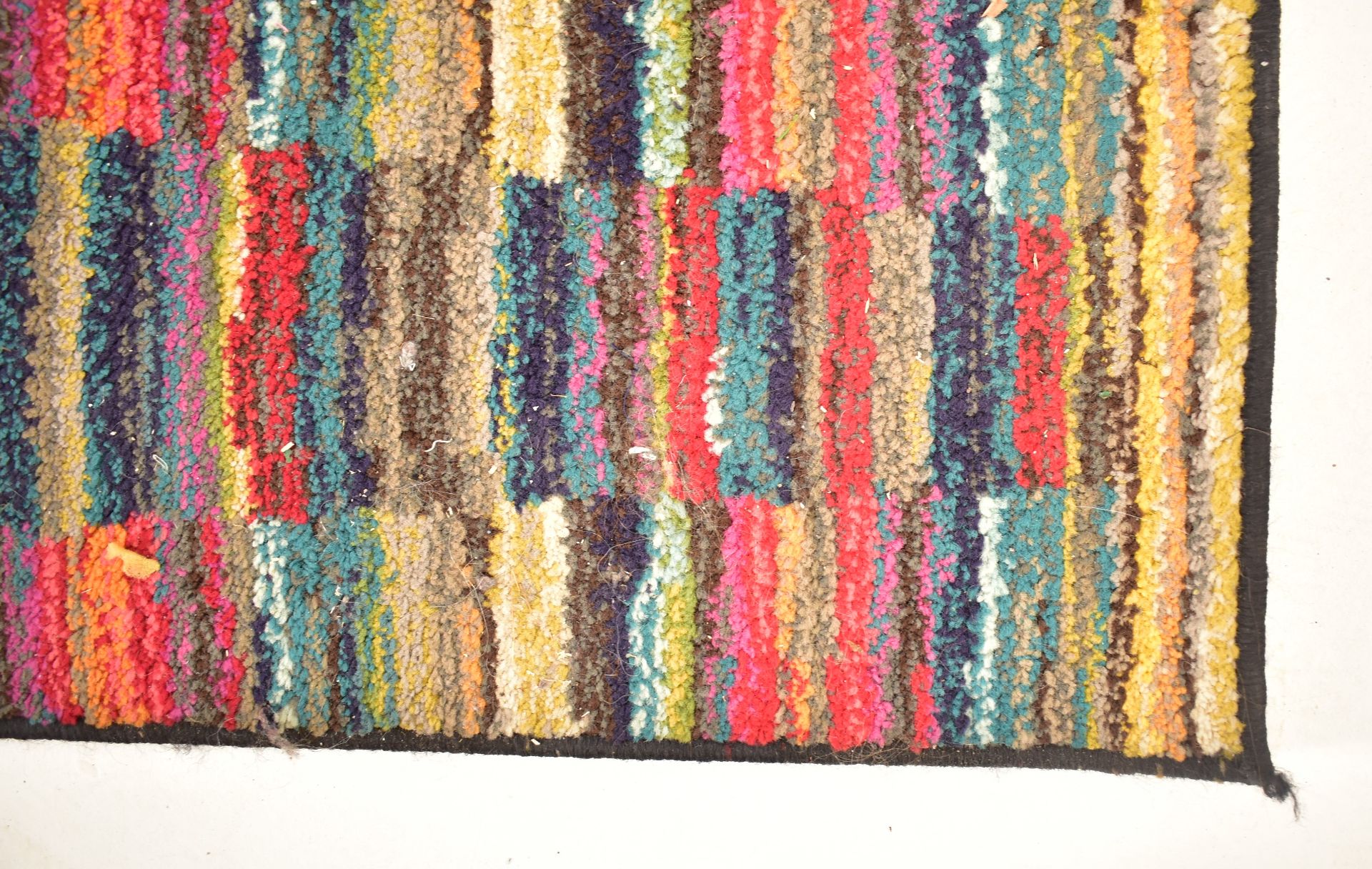 LATE 20TH CENTURY MULTI COLOURED WOOLLEN RUG - Image 3 of 5