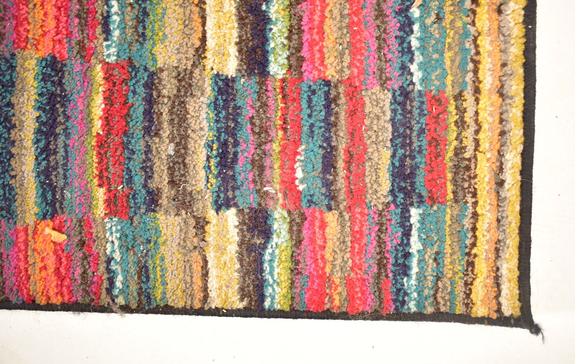 LATE 20TH CENTURY MULTI COLOURED WOOLLEN RUG - Bild 3 aus 5