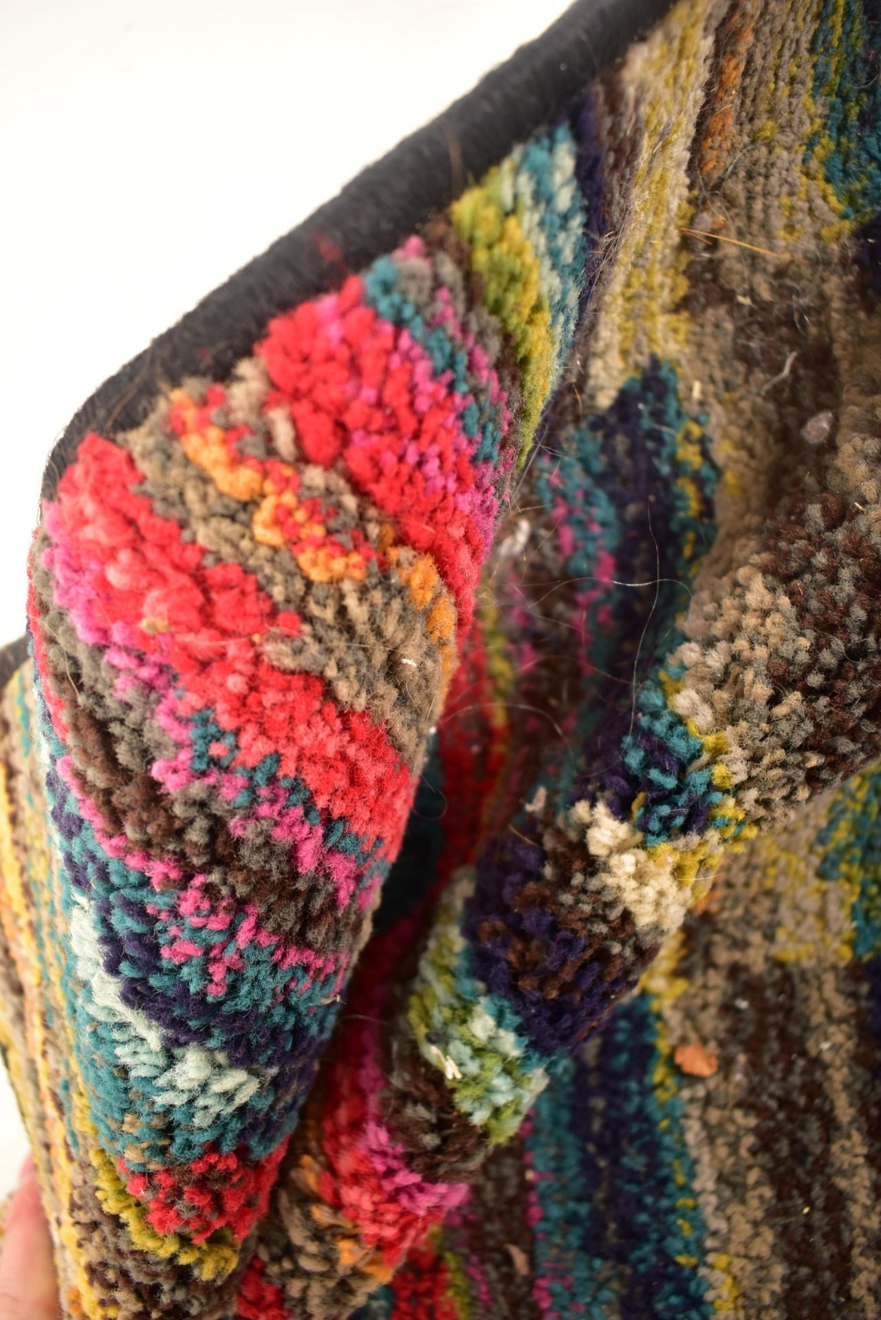 LATE 20TH CENTURY MULTI COLOURED WOOLLEN RUG - Image 5 of 5