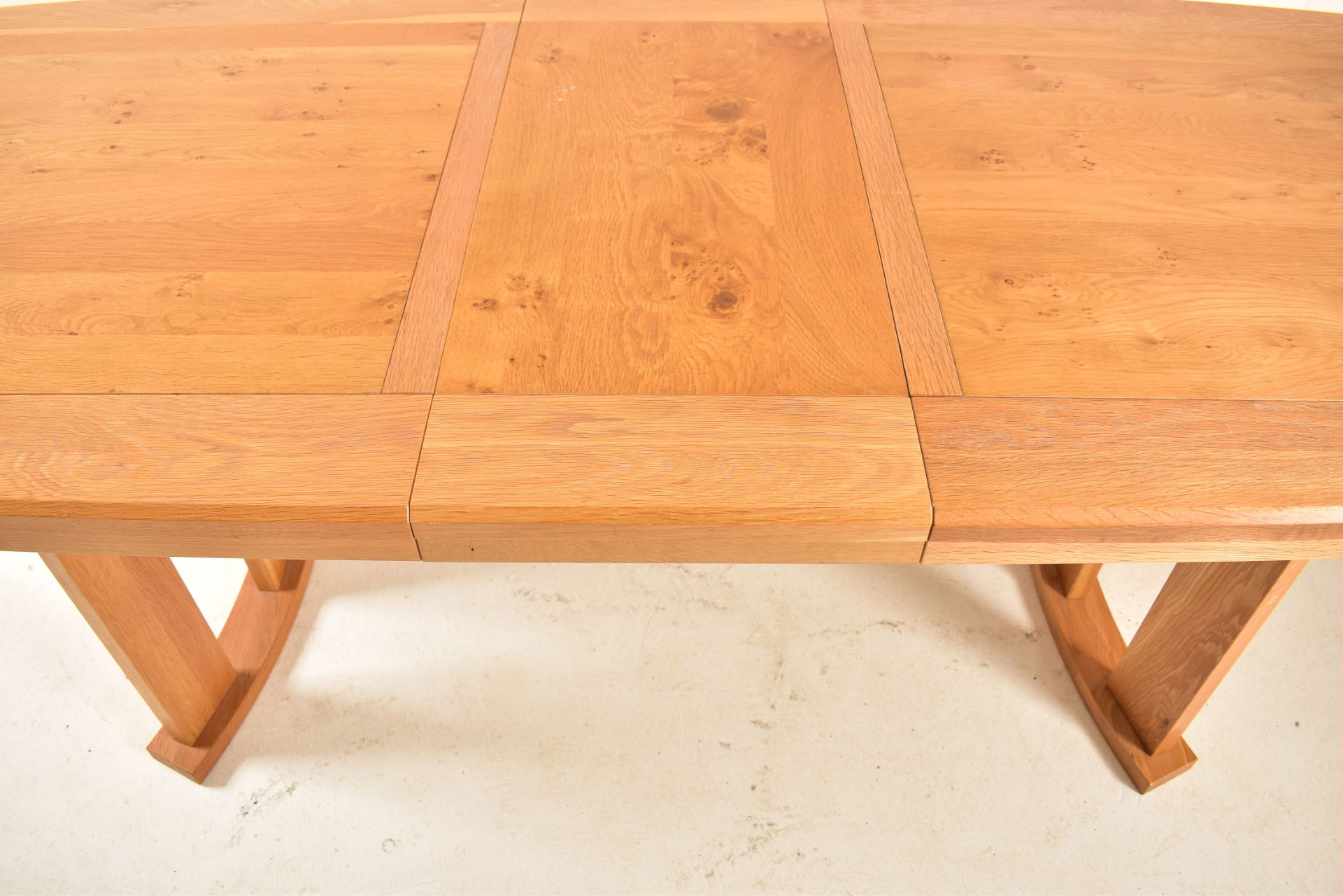 CONTEMPORARY HIGH END BRITISH DESIGN OAK DINING TABLE - Image 3 of 6