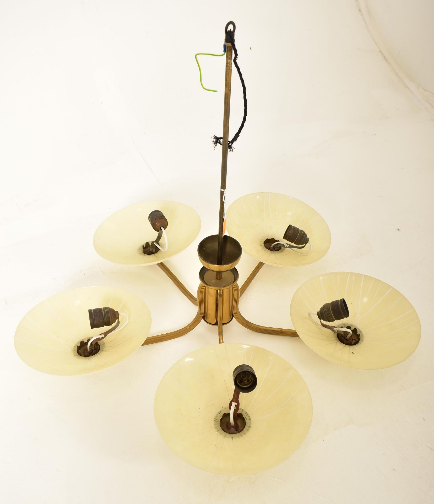 20TH CENTURY DESIGNER FIVE BRANCH BRASS CHANDELIER - Bild 7 aus 8