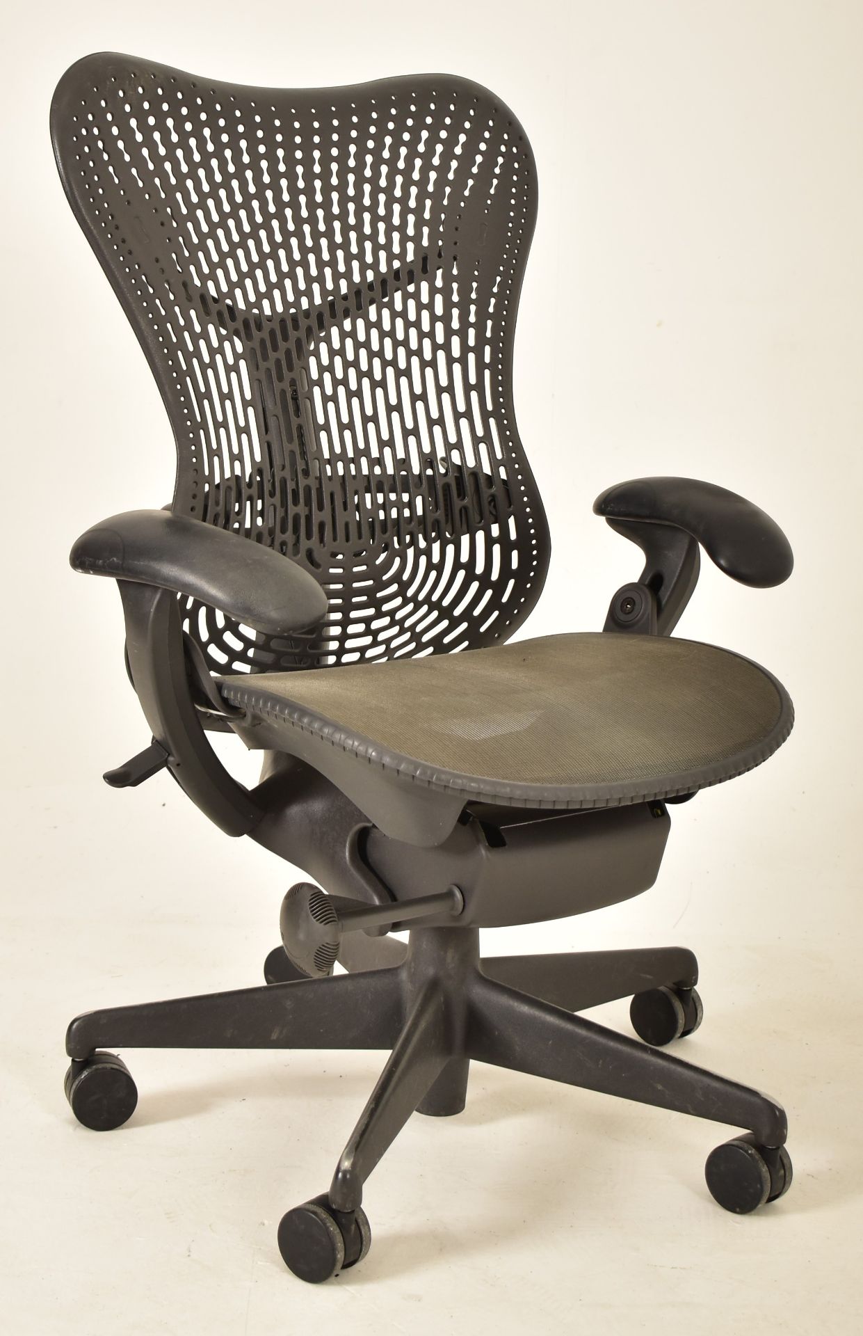 HERMAN MILLER - MIRRA 2 - SWIVEL OFFICE DESK CHAIR BY STUDIO 7.5