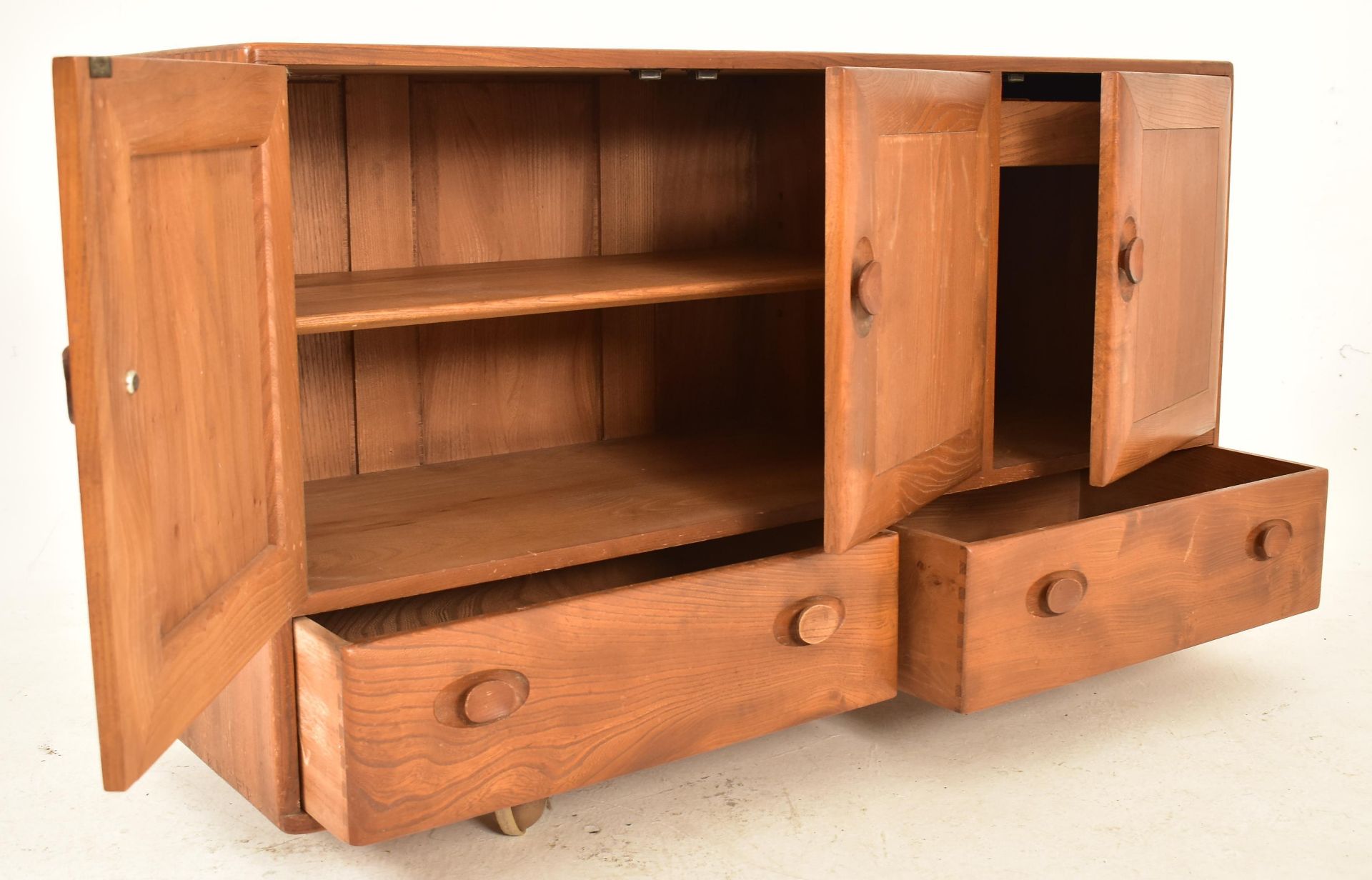 ERCOL FURNITURE - MID CENTURY ELM SIDEBOARD CREDENZA - Image 3 of 4