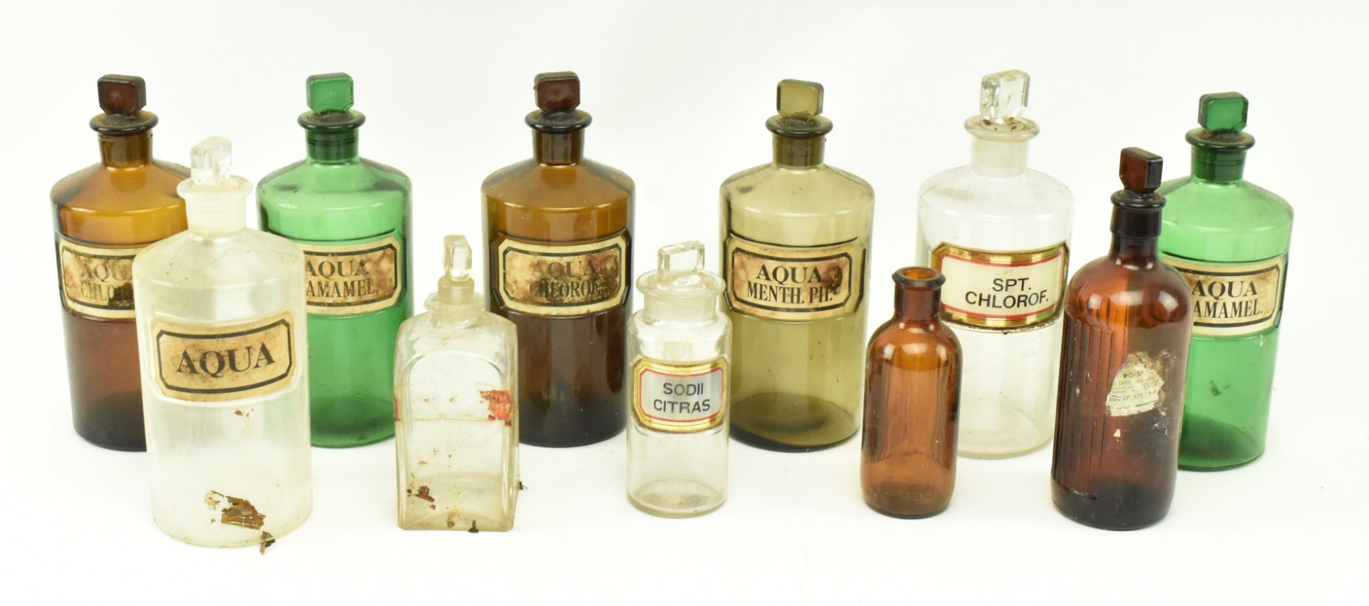 SELECTION OF EARLY 20TH CENTURY APOTHECARY BOTTLES - Bild 2 aus 6