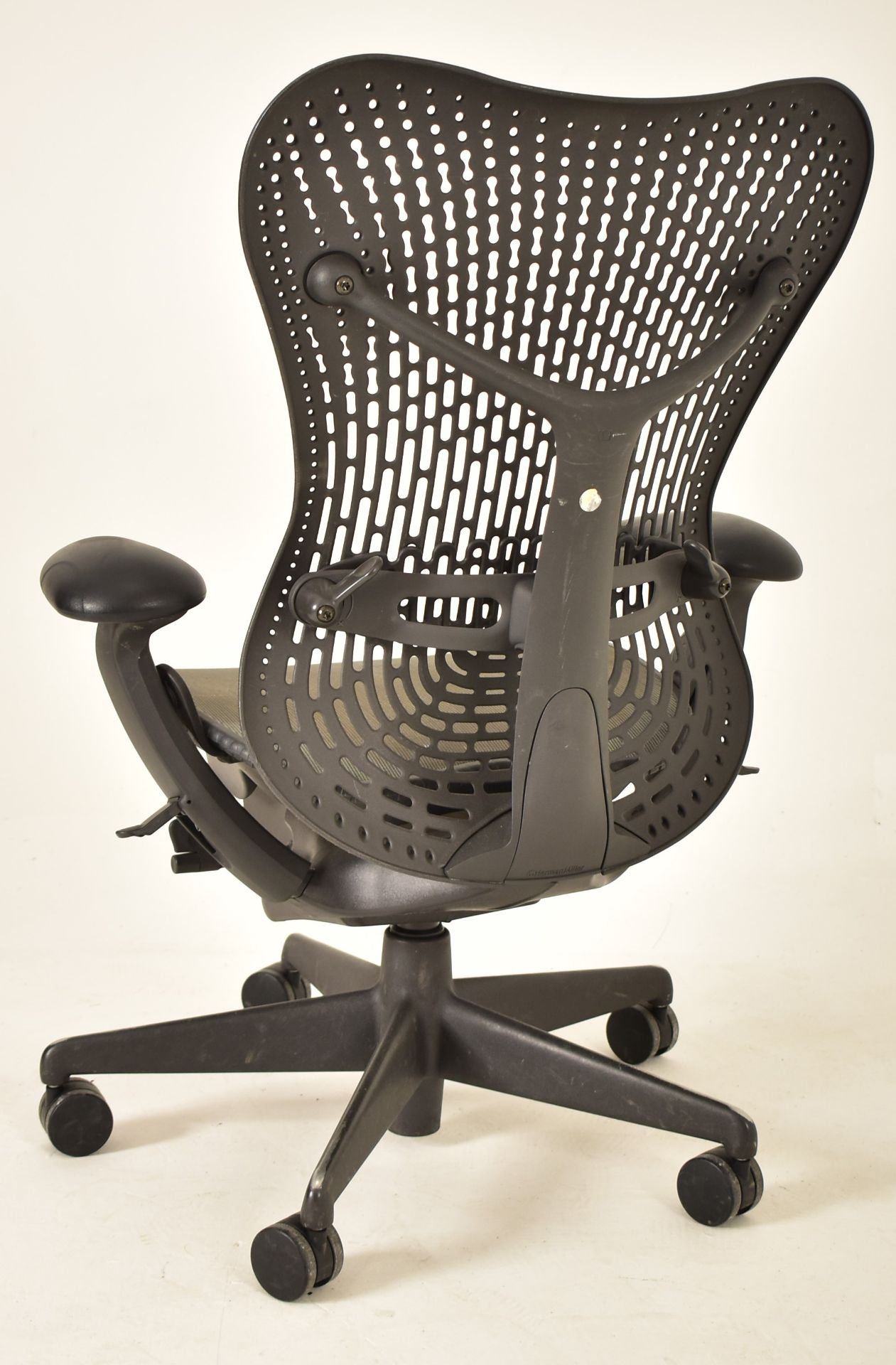 HERMAN MILLER - MIRRA 2 - SWIVEL OFFICE DESK CHAIR BY STUDIO 7.5 - Image 4 of 4