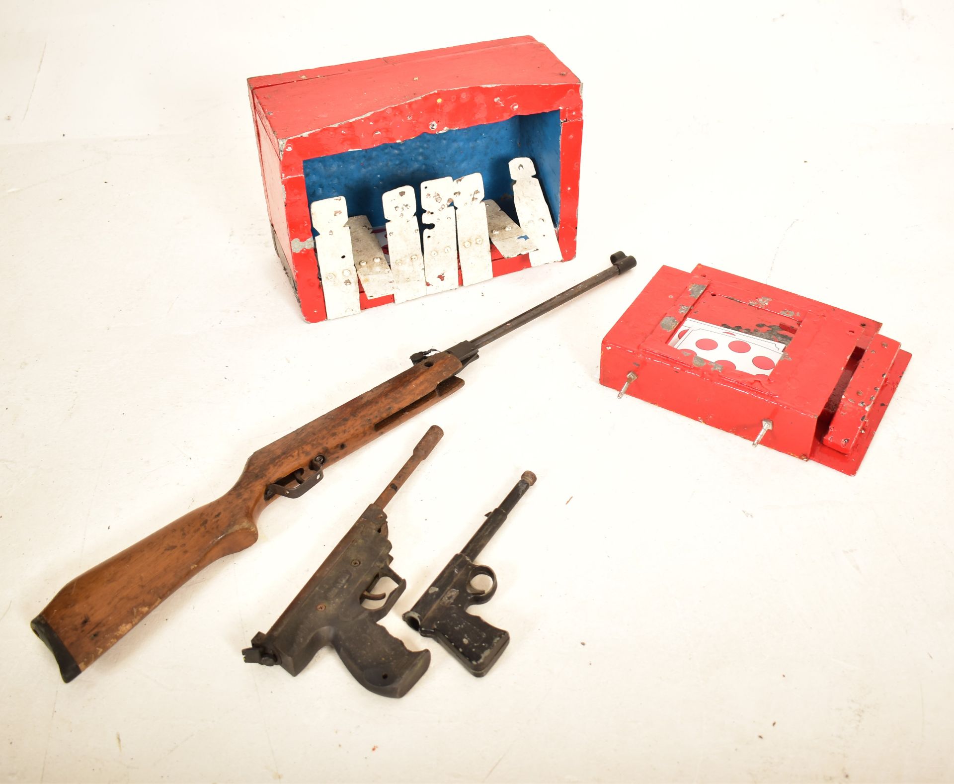 VINTAGE FAIRGROUND SHOOTING RANGE WITH TARGETS & GUNS