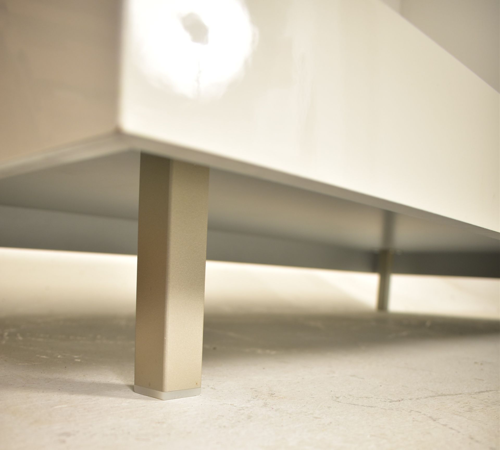 NATUZZI, ITALIA - NAUTILUS - CONTEMPORARY WHITE LOW COFFEE TABLE - Image 3 of 3