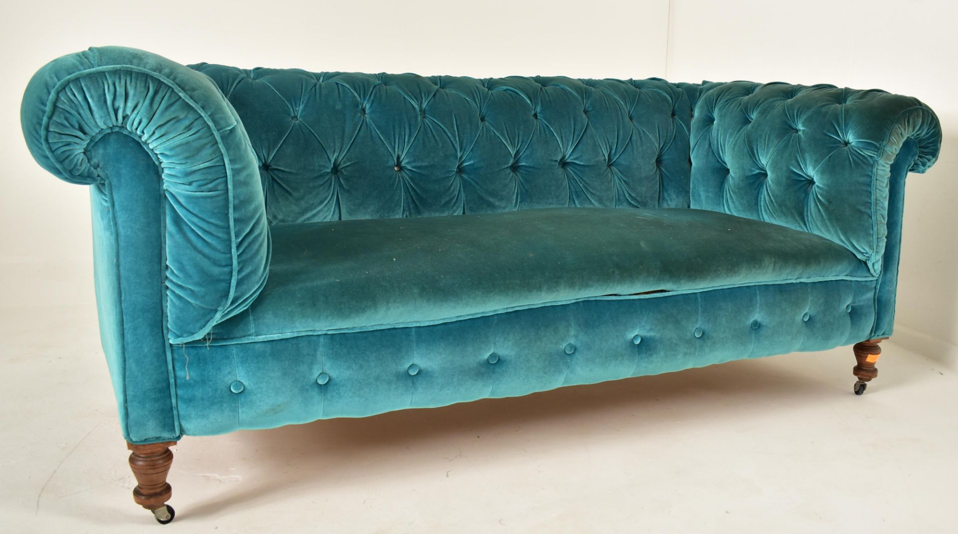 EARLY 20TH CENTURY VELVET CHESTERFIELD SOFA SETTEE