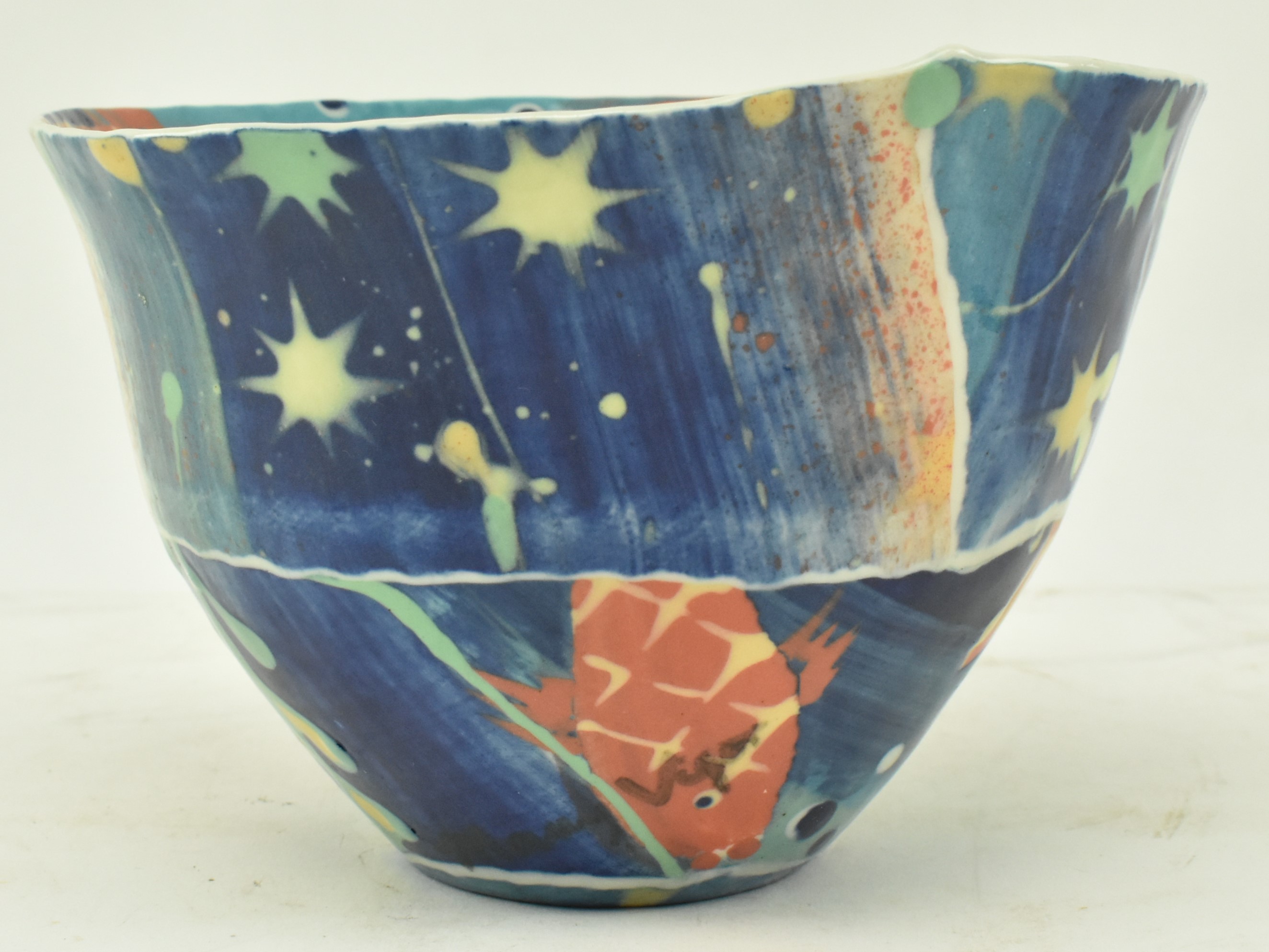 MARY VIGOR (B. 1947) - STUDIO POTTERY PORCELAIN SLIP GLAZE BOWL - Image 2 of 6