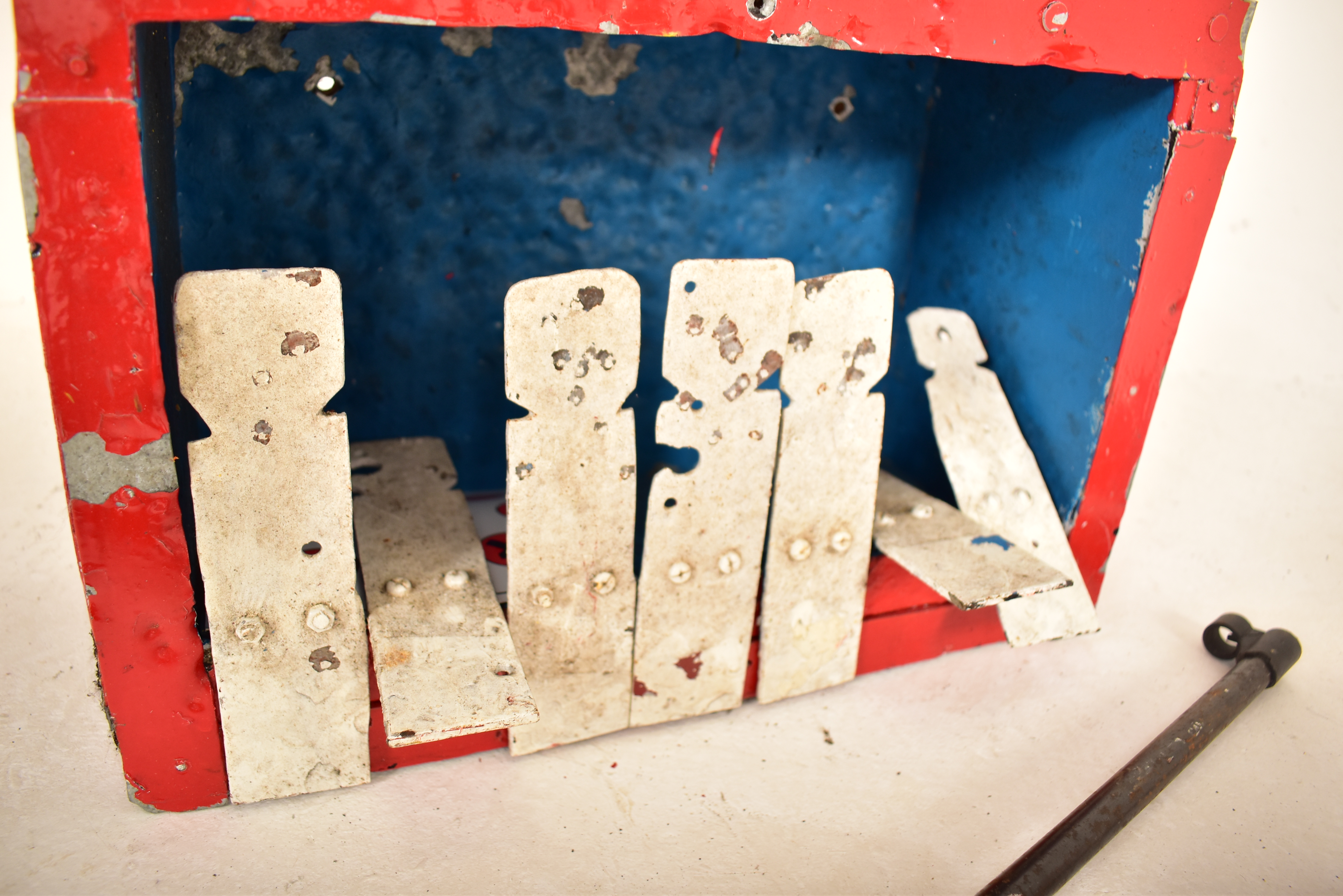 VINTAGE FAIRGROUND SHOOTING RANGE WITH TARGETS & GUNS - Image 3 of 7