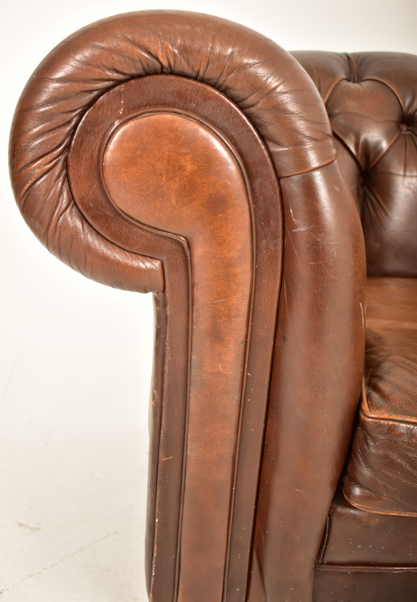 CONTEMPORARY BROWN LEATHER CHESTERFIELD SOFA - Image 3 of 7