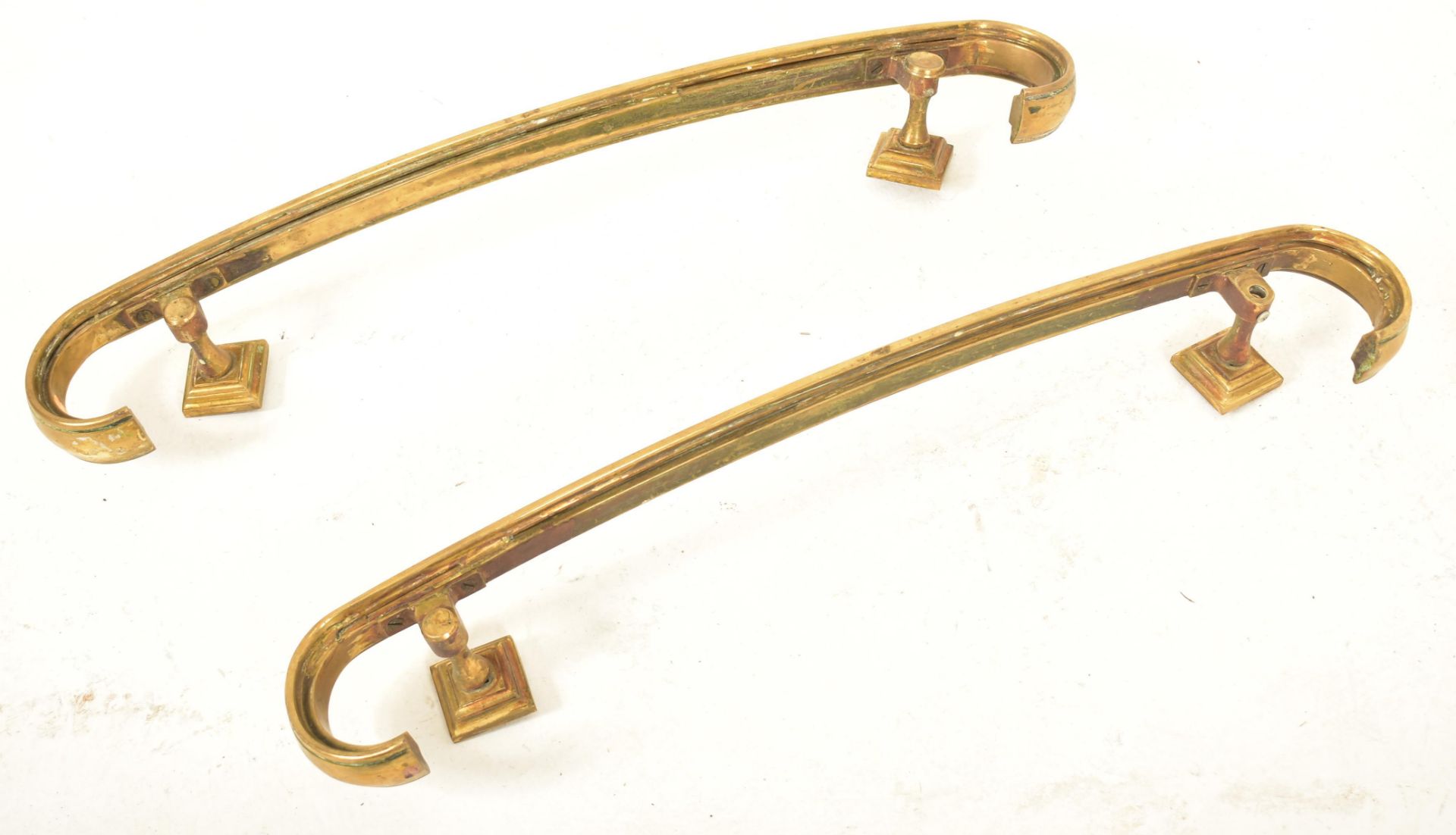 PAIR OF EARLY 20TH CENTURY BRASS THEATRE HANDRAILS - Bild 2 aus 6