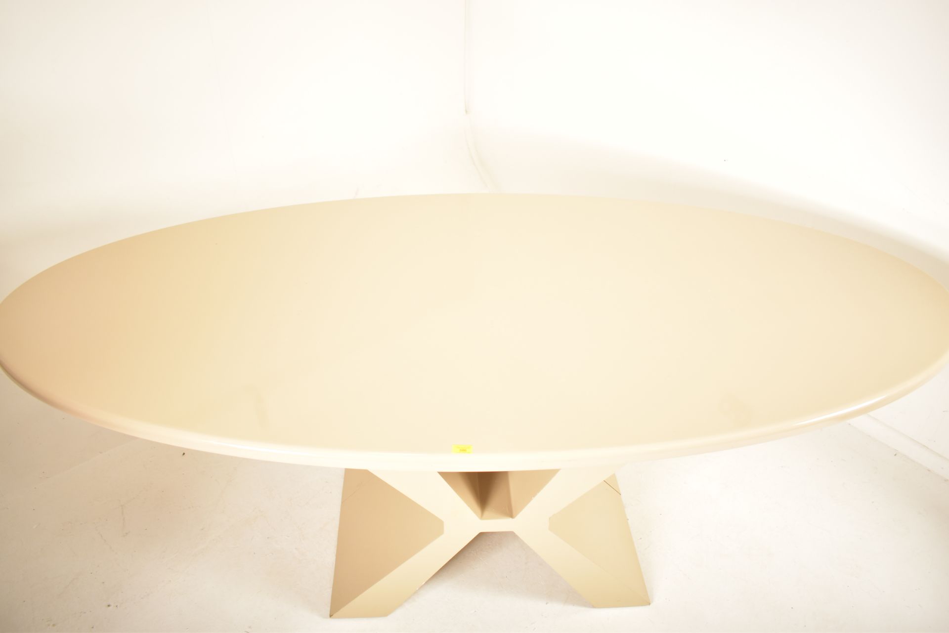 LARGE HIGH END DESIGN LACQUERED OVAL DINING TABLE - Image 3 of 7