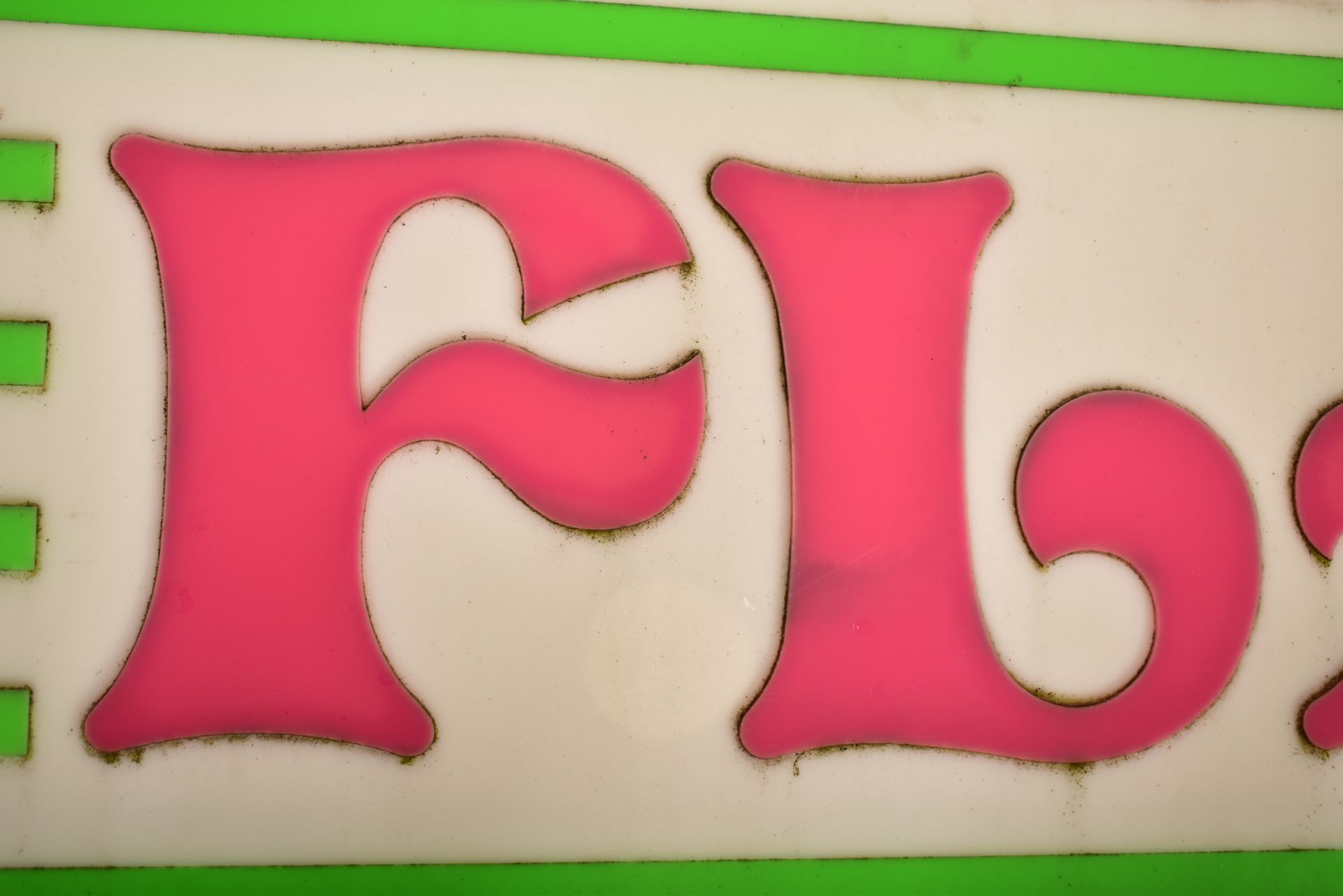 LARGE 20TH CENTURY FAIRGROUND / FUNFAIR FLAMING ACRYLIC SIGN - Image 3 of 4