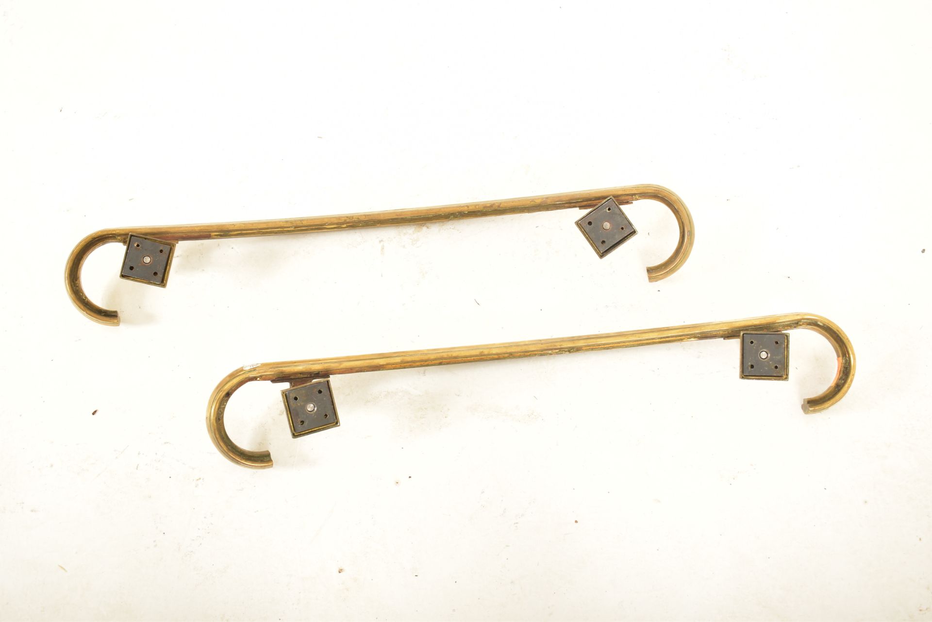 PAIR OF EARLY 20TH CENTURY BRASS THEATRE HANDRAILS - Bild 5 aus 6