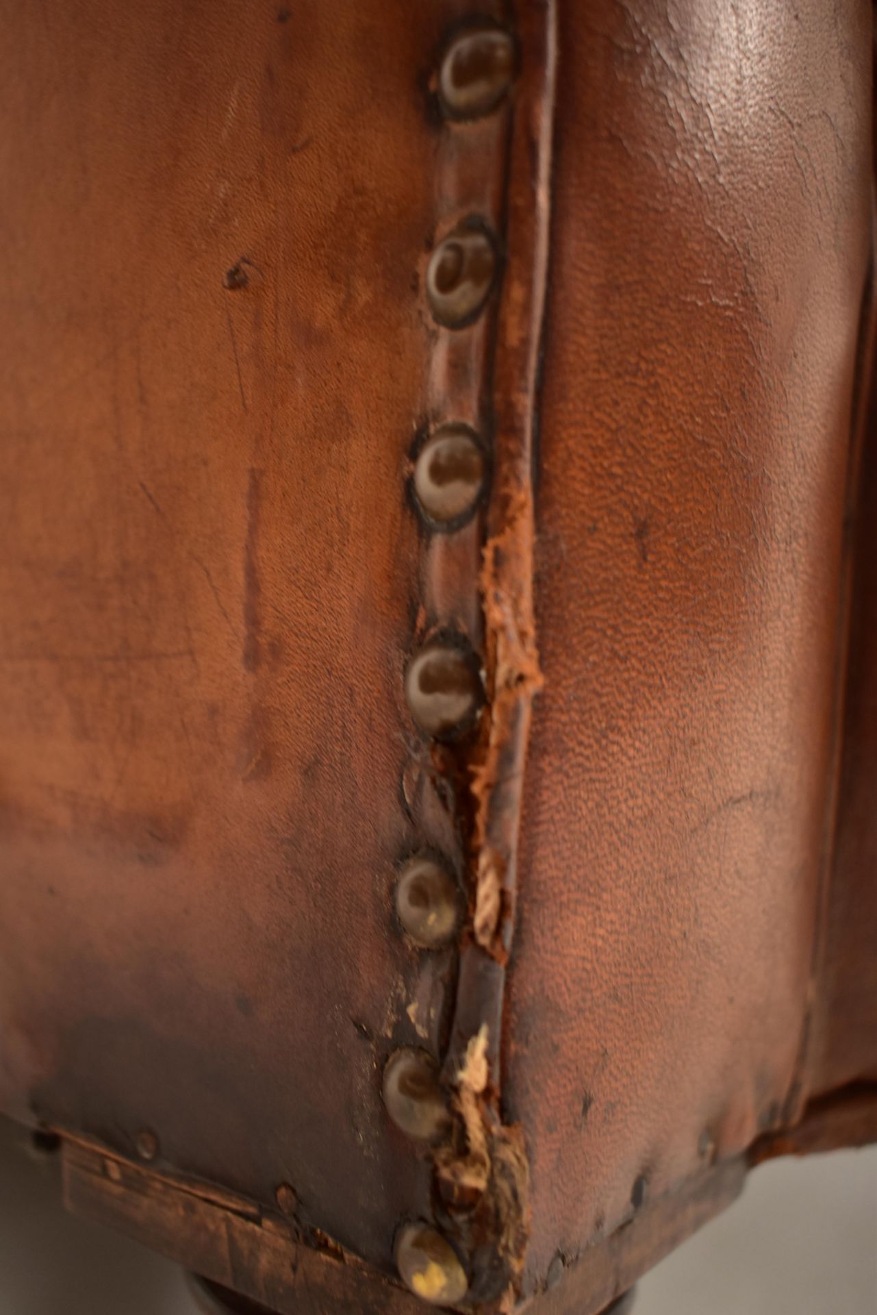 EARLY 20TH CENTURY LEATHER TWO SEATER SOFA & ARMCHAIR - Image 4 of 11