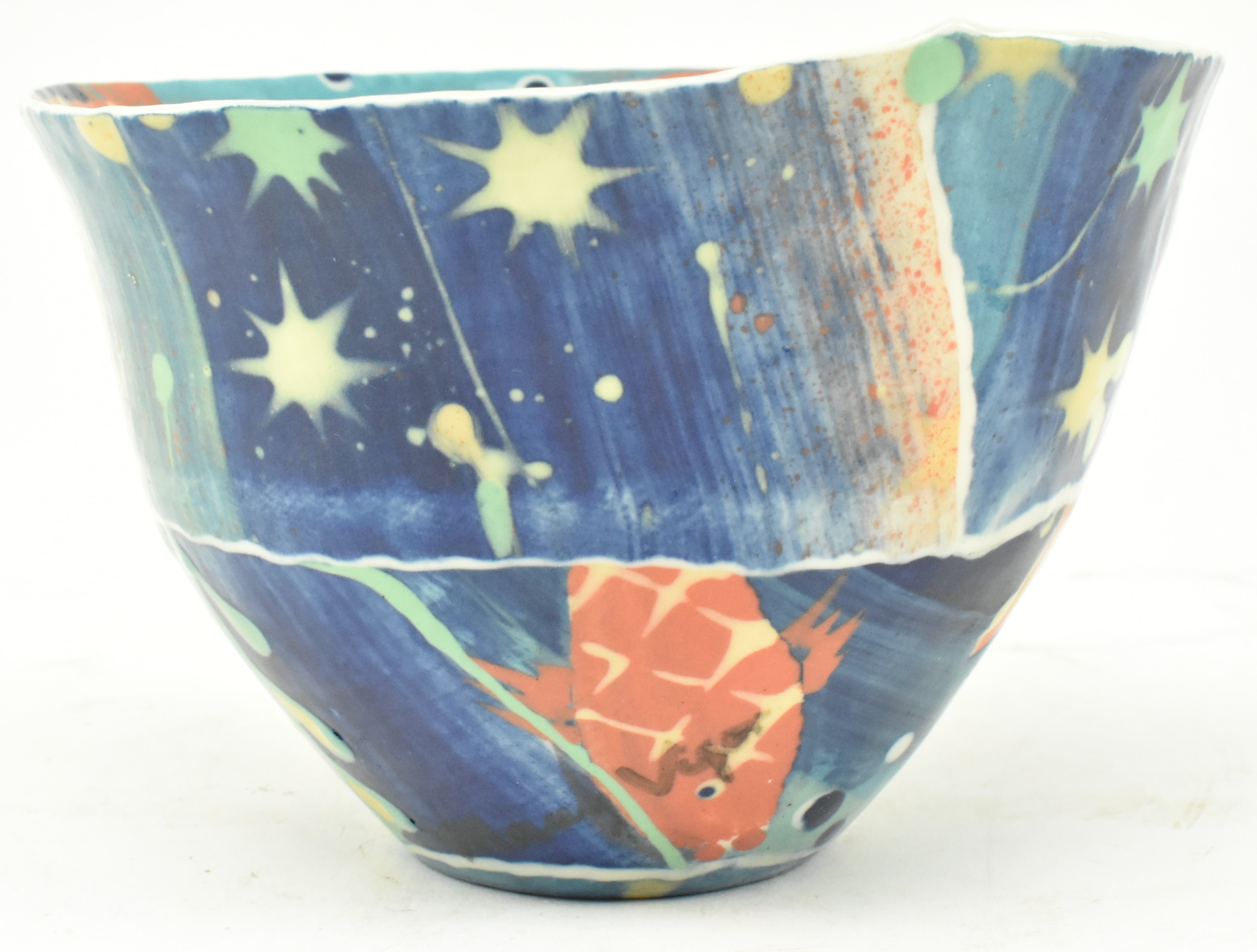 MARY VIGOR (B. 1947) - STUDIO POTTERY PORCELAIN SLIP GLAZE BOWL - Image 3 of 6