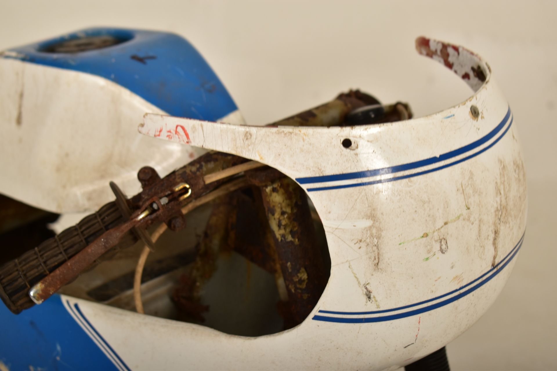 20TH CENTURY JUVENILE FAIRGROUND MOTORBIKE - Image 2 of 5