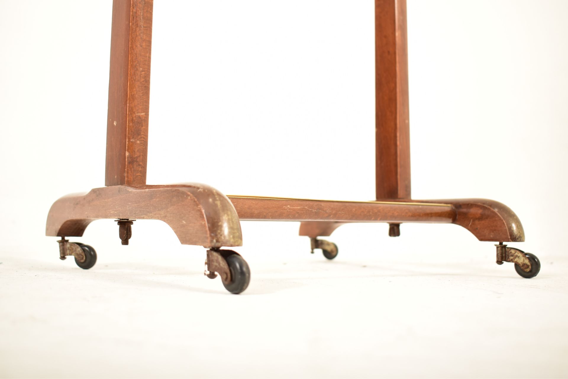 AUSTINSUITE 20TH CENTURY GENTLEMAN'S VALET BUTLERS STAND - Image 3 of 4