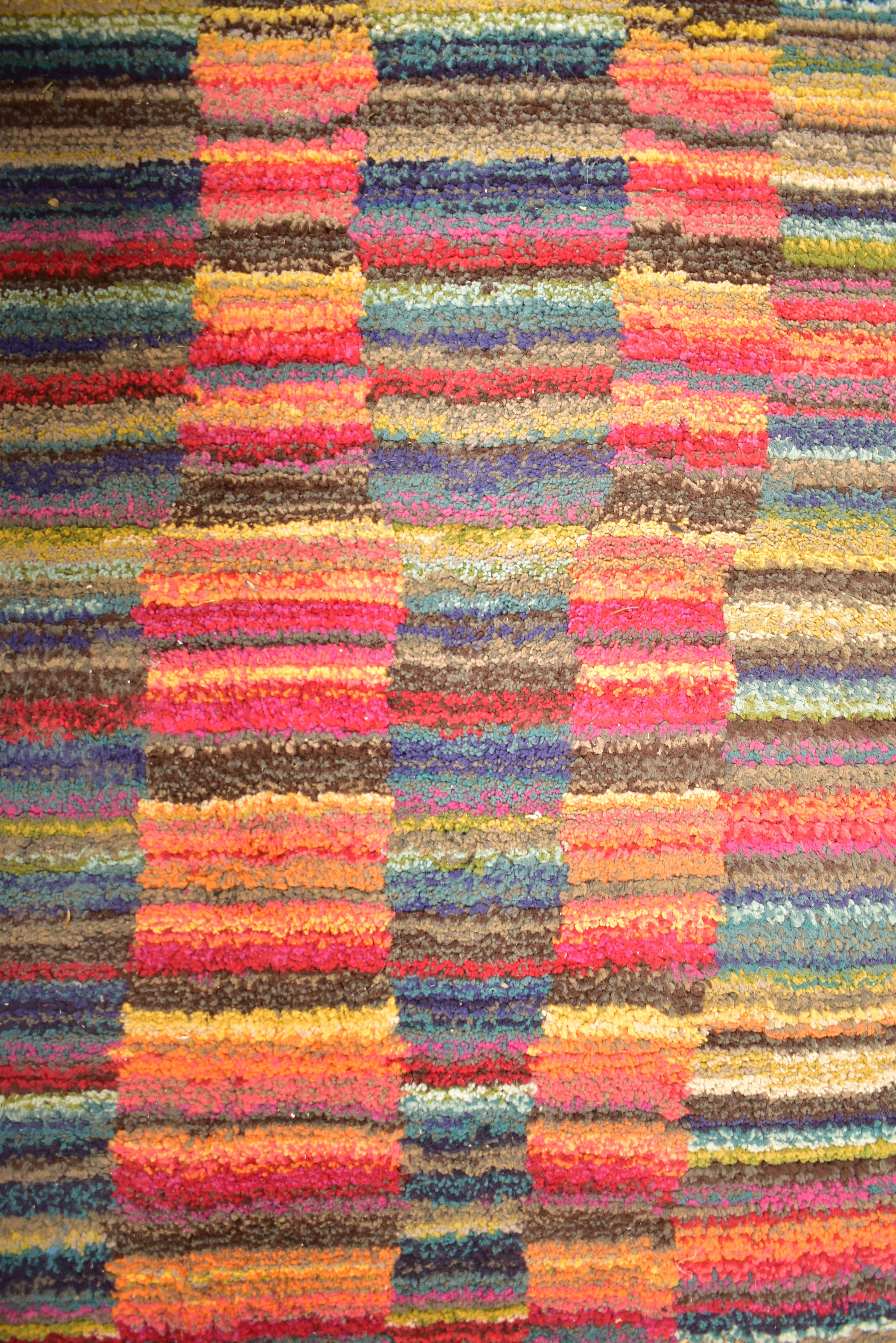 LATE 20TH CENTURY MULTI COLOURED WOOLLEN RUG - Image 2 of 5