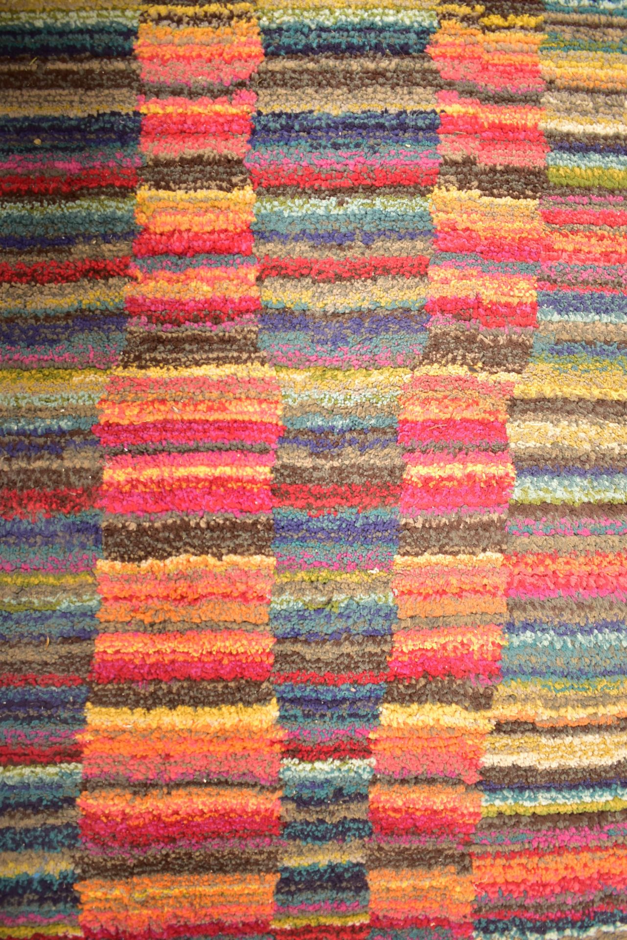 LATE 20TH CENTURY MULTI COLOURED WOOLLEN RUG - Bild 2 aus 5