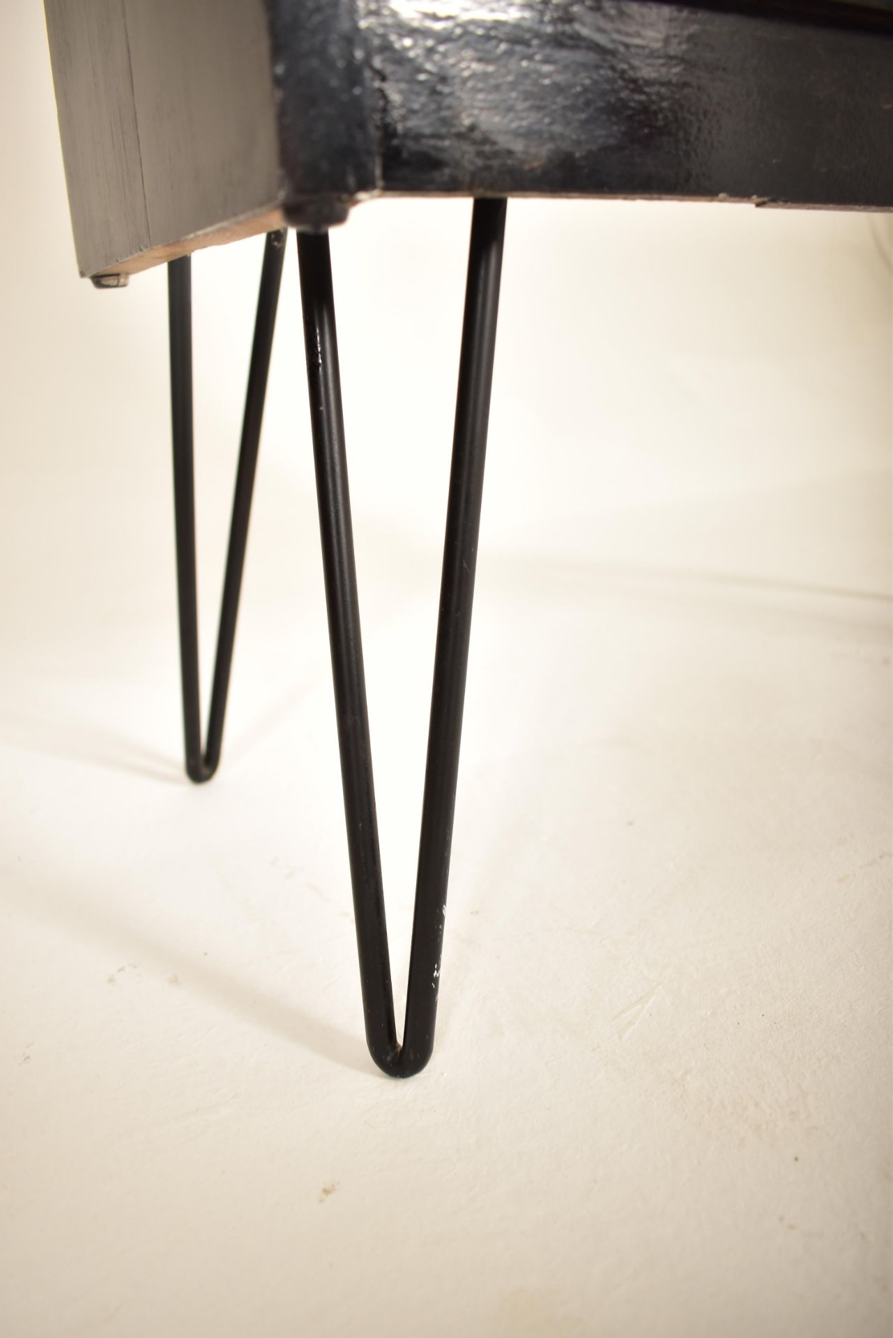 BESPOKE MID CENTURY PAINTED TEAK CUPBOARD ON PIN LEGS - Image 3 of 5