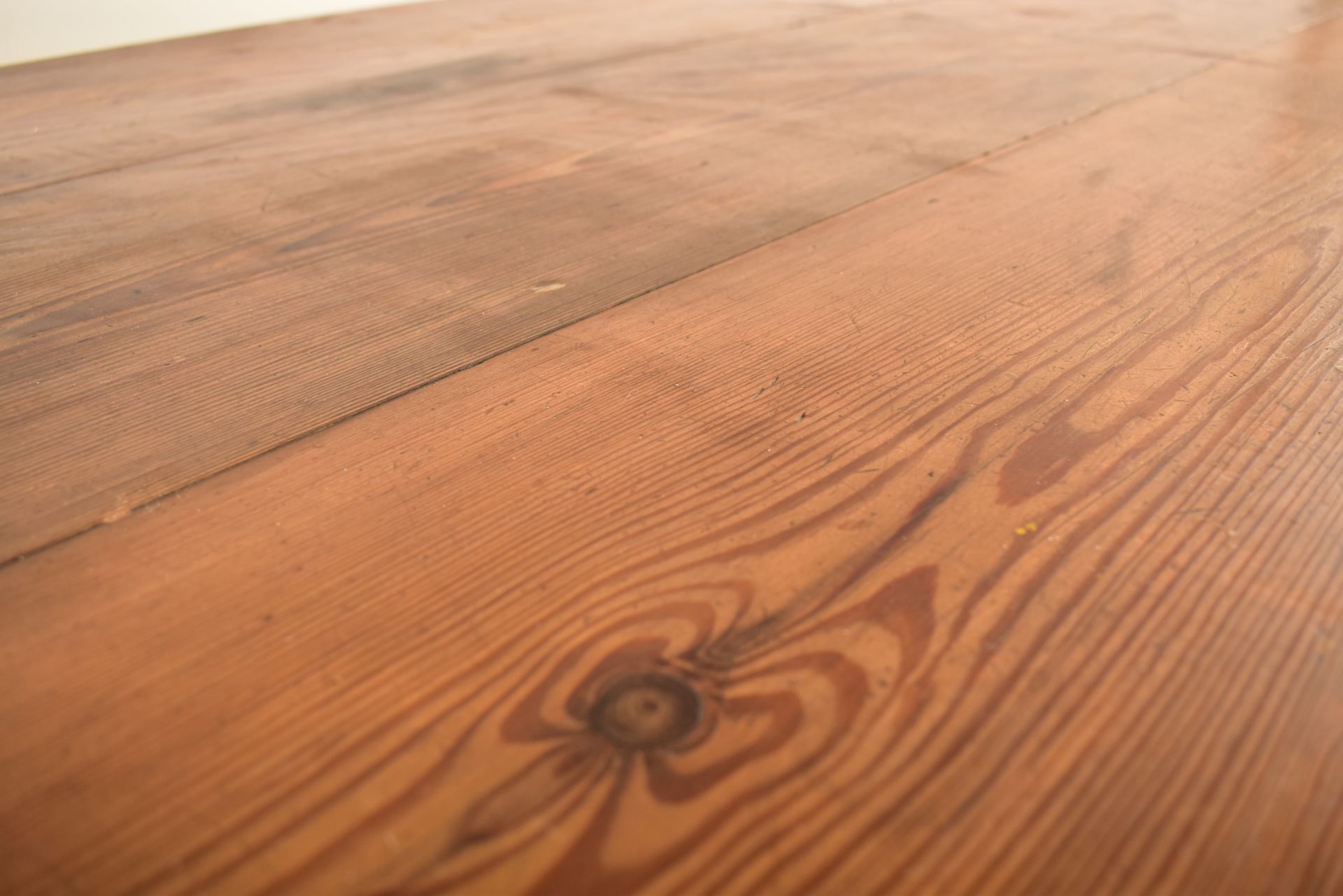 LARGE 20TH CENTURY PINE WOOD REFECTORY DINING TABLE - Image 4 of 6