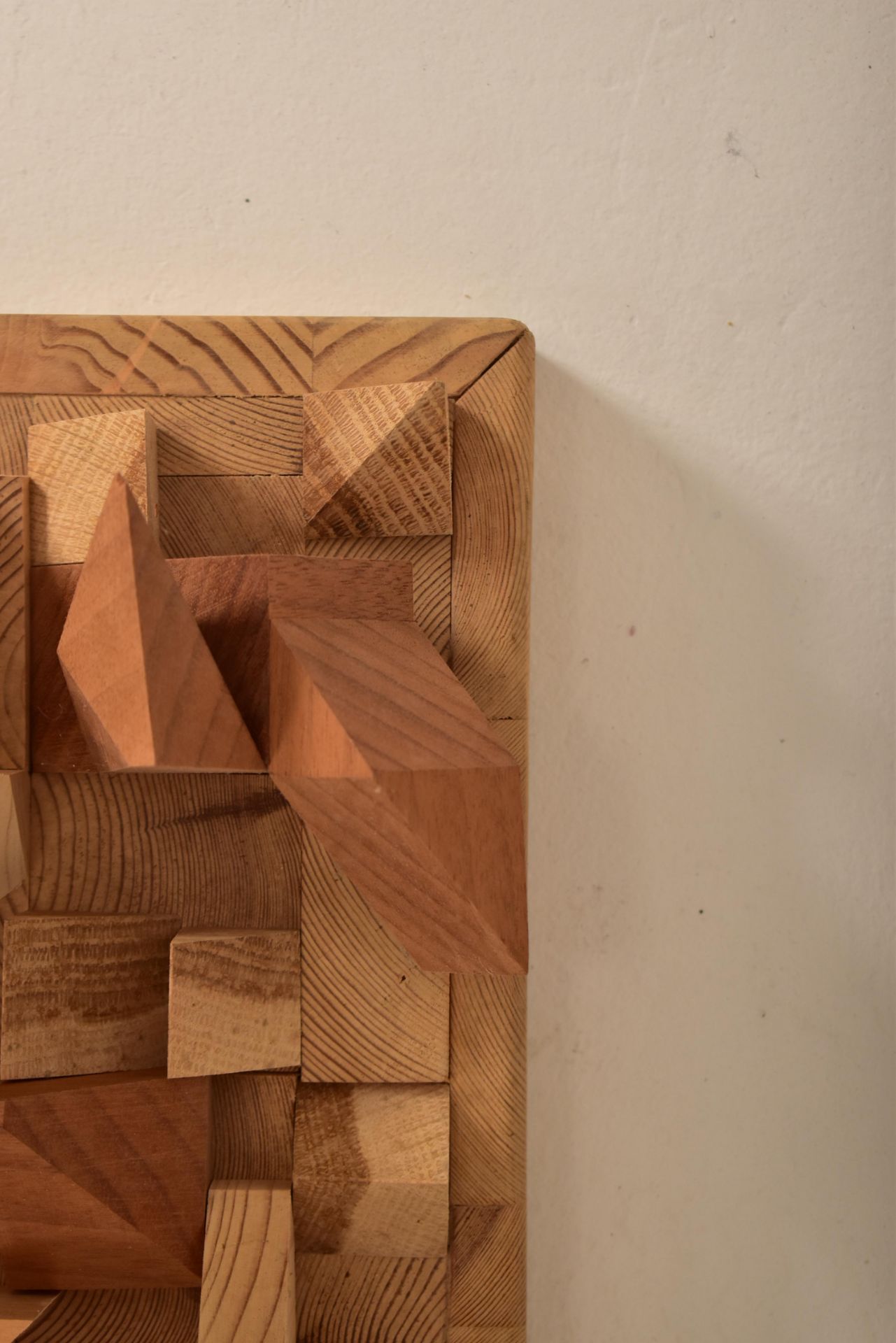 GEOMETRIC PANELLED PROTRUDING WOODEN WALL HANGING - Image 4 of 5