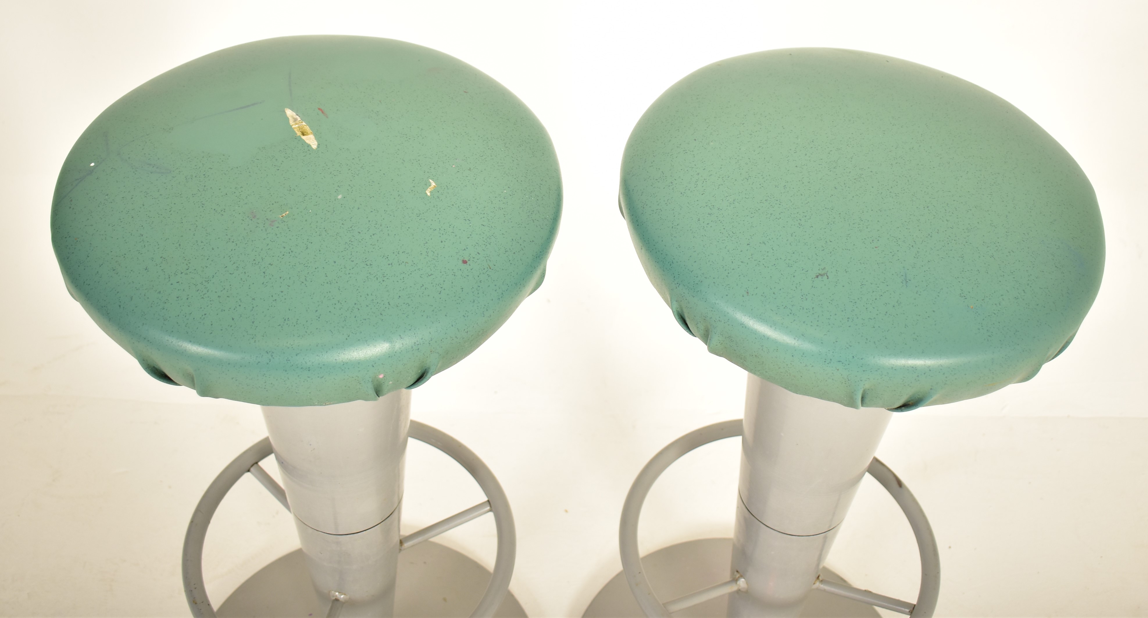 PAIR OF VINTAGE 20TH CENTURY METAL BAR STOOLS - Bild 2 aus 4