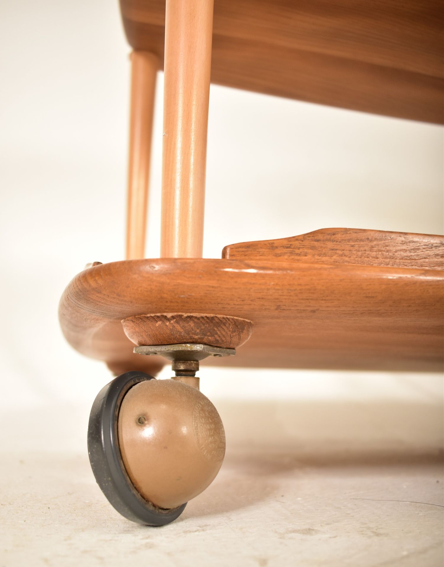 ERCOL - MODEL 458 - 20TH CENTURY BEECH & ELM COCKTAIL TROLLEY - Image 4 of 5