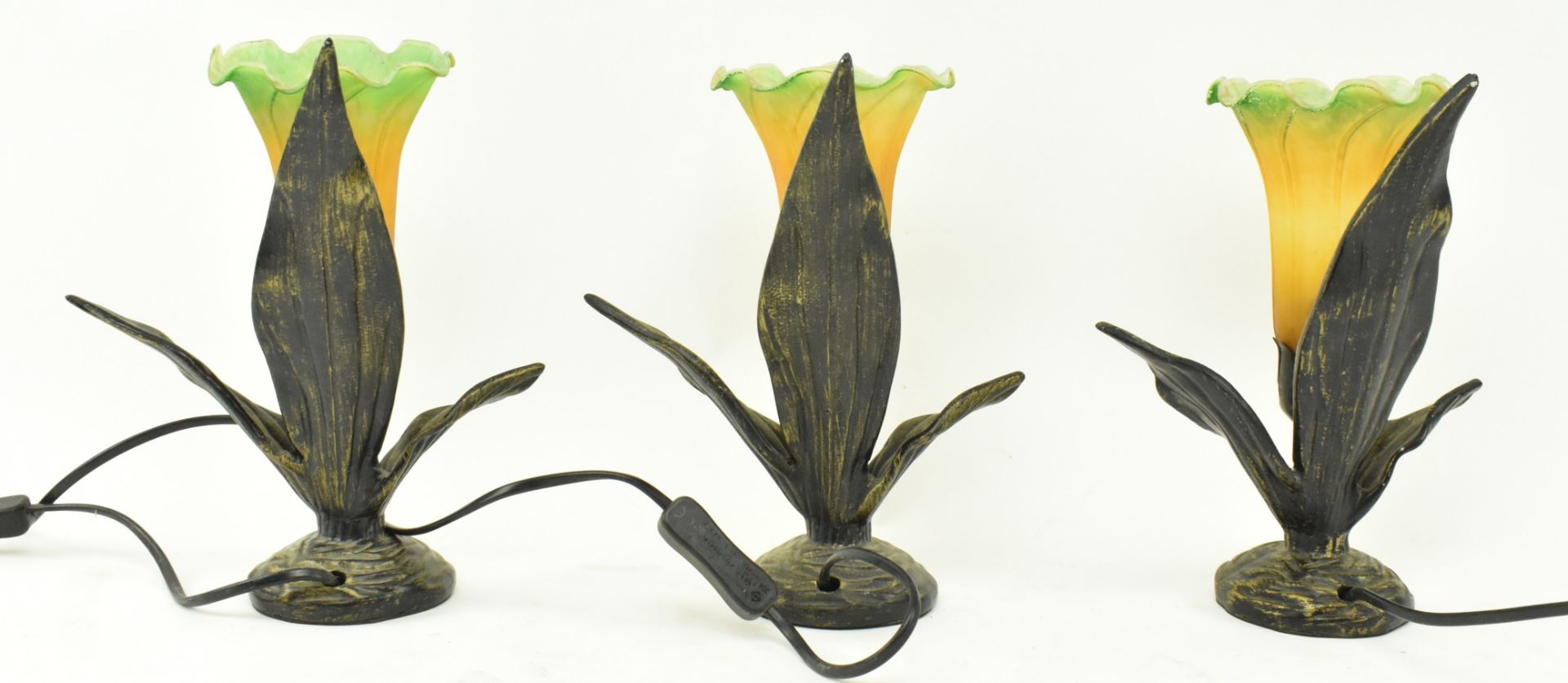 THREE ART DECO STYLE GLASS & METAL FLOWER DESK LAMPS - Bild 4 aus 5