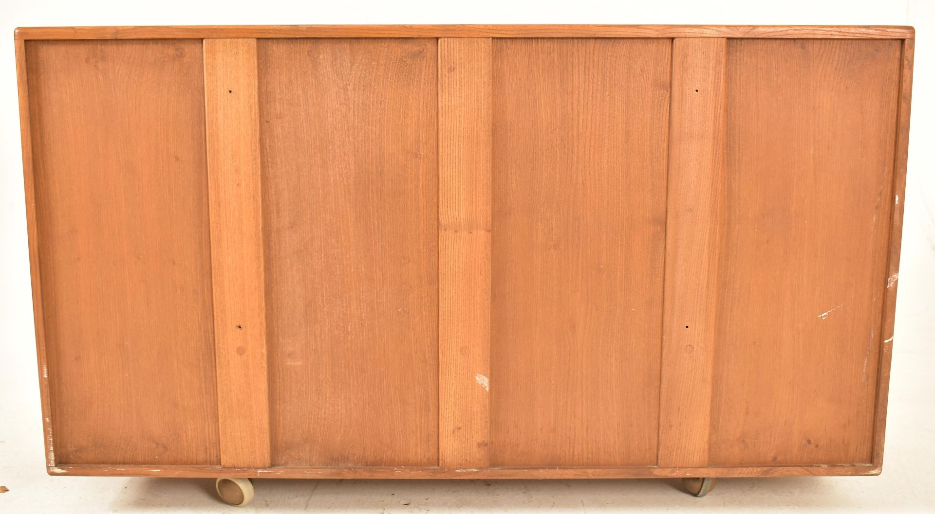 ERCOL FURNITURE - MID CENTURY ELM SIDEBOARD CREDENZA - Image 4 of 4