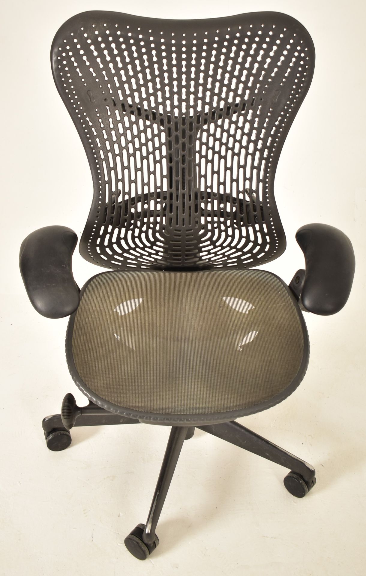 HERMAN MILLER - MIRRA 2 - SWIVEL OFFICE DESK CHAIR BY STUDIO 7.5 - Image 2 of 4