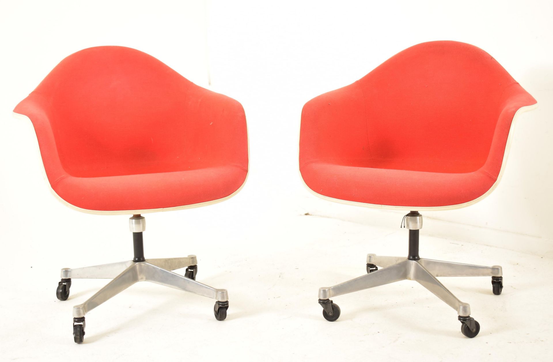 RM & V - MATCHING PAIR OF FIBERGLASS SHELLED SWIVEL CHAIRS