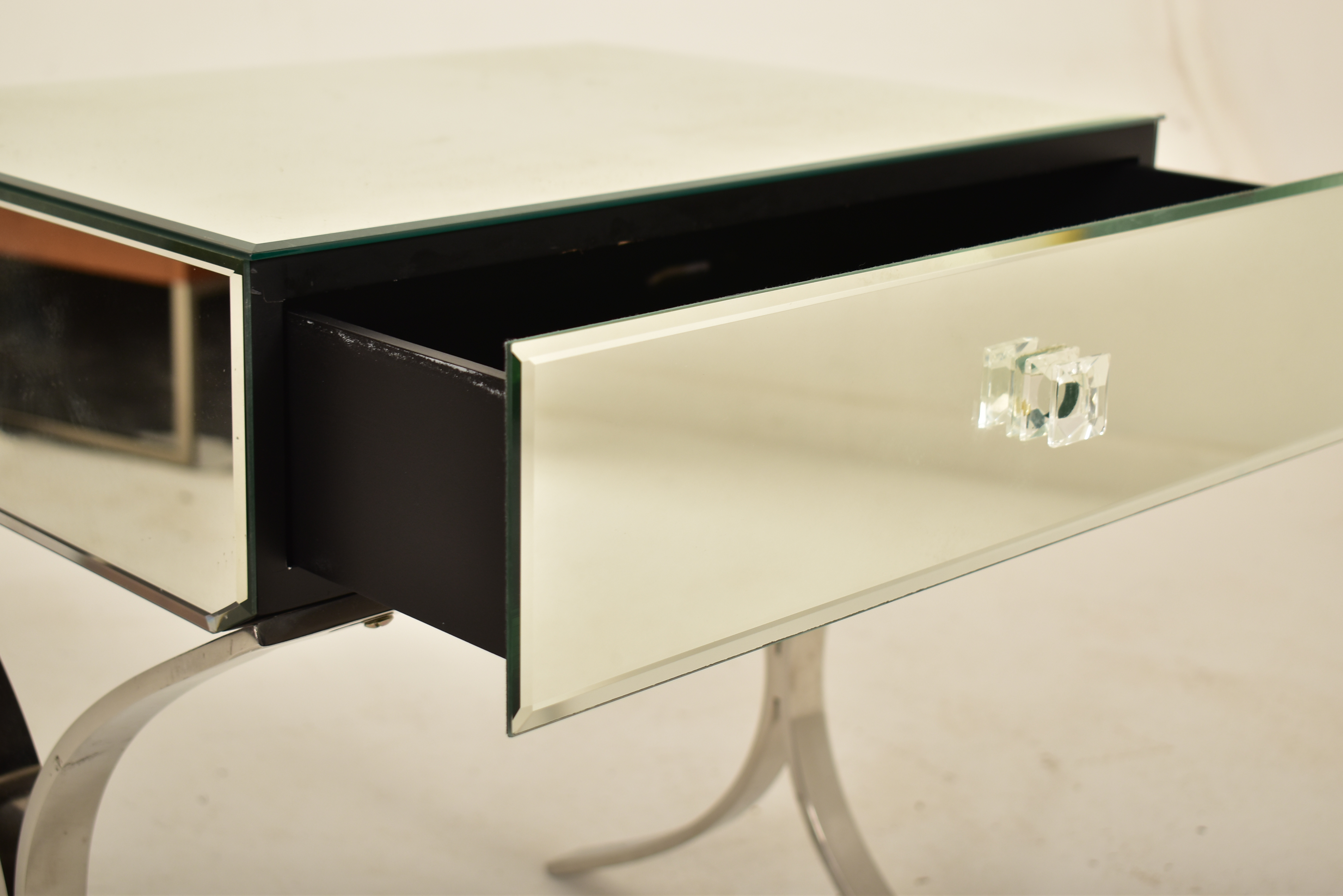 R.V. ASTLEY - SOVANA BEDSIDE - A PAIR OF DESIGNER BEDSIDE TABLES - Image 5 of 5