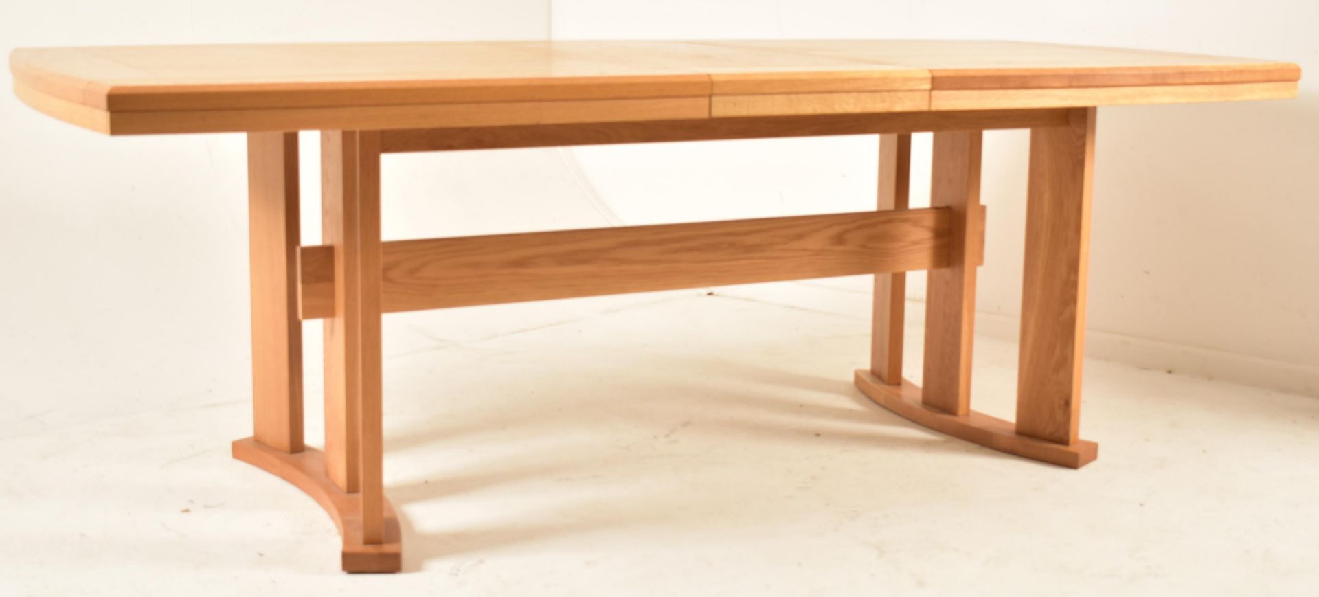 CONTEMPORARY HIGH END BRITISH DESIGN OAK DINING TABLE - Image 4 of 6