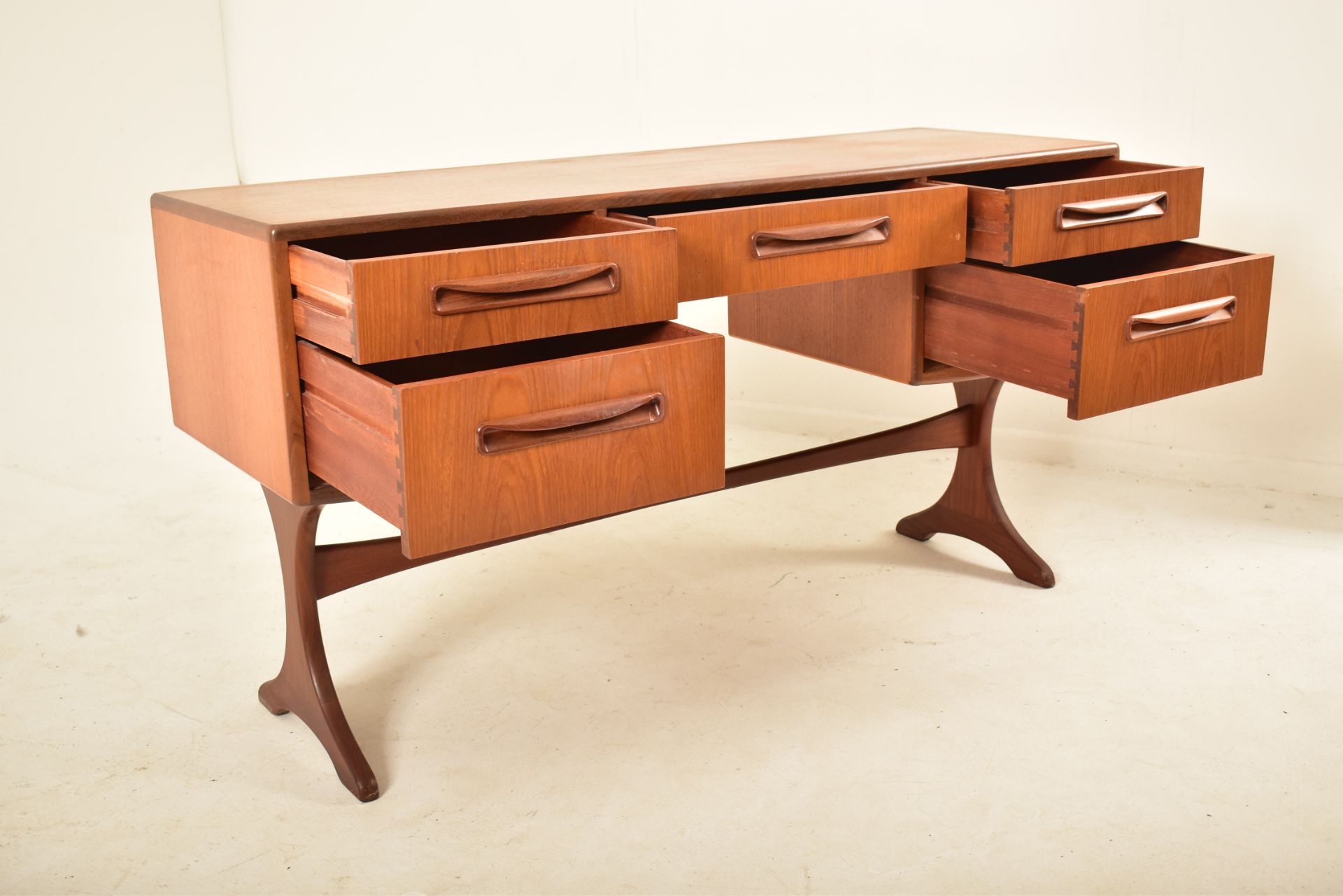 G-PLAN - FRESCO - MID CENTURY 1960S TEAK WRITING DESK - Image 6 of 6