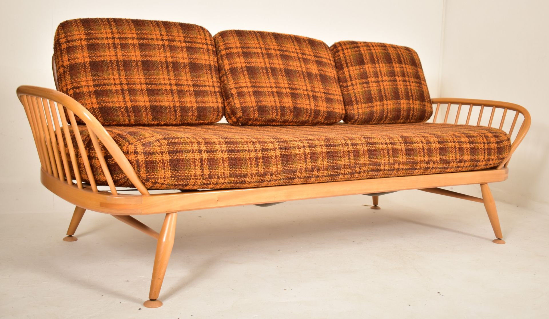 ERCOL - MODEL 355 - STUDIO COUCH - PAIR OF MID CENTURY DAYBEDS - Image 2 of 7
