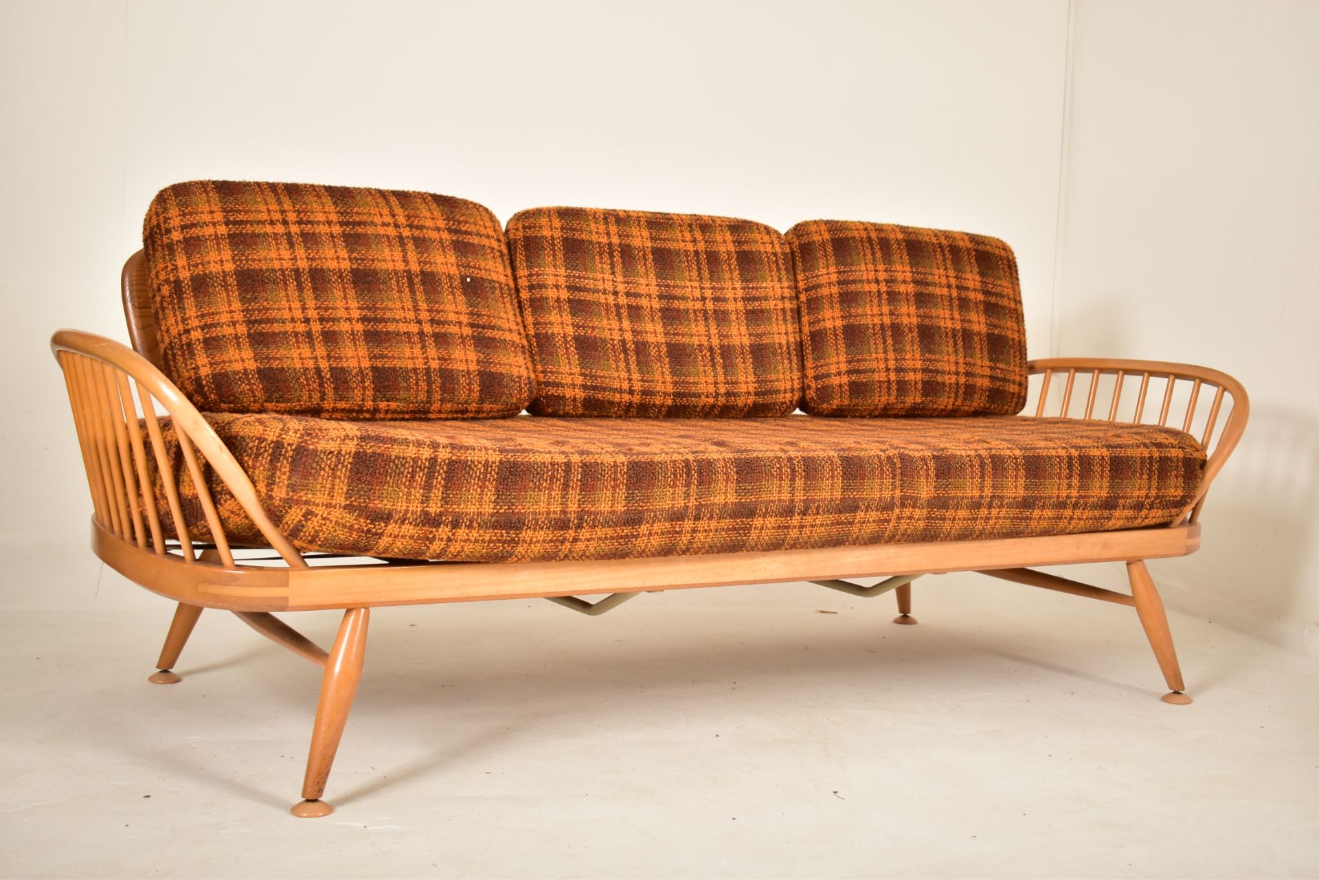 ERCOL - MODEL 355 - STUDIO COUCH - PAIR OF MID CENTURY DAYBEDS - Image 7 of 7