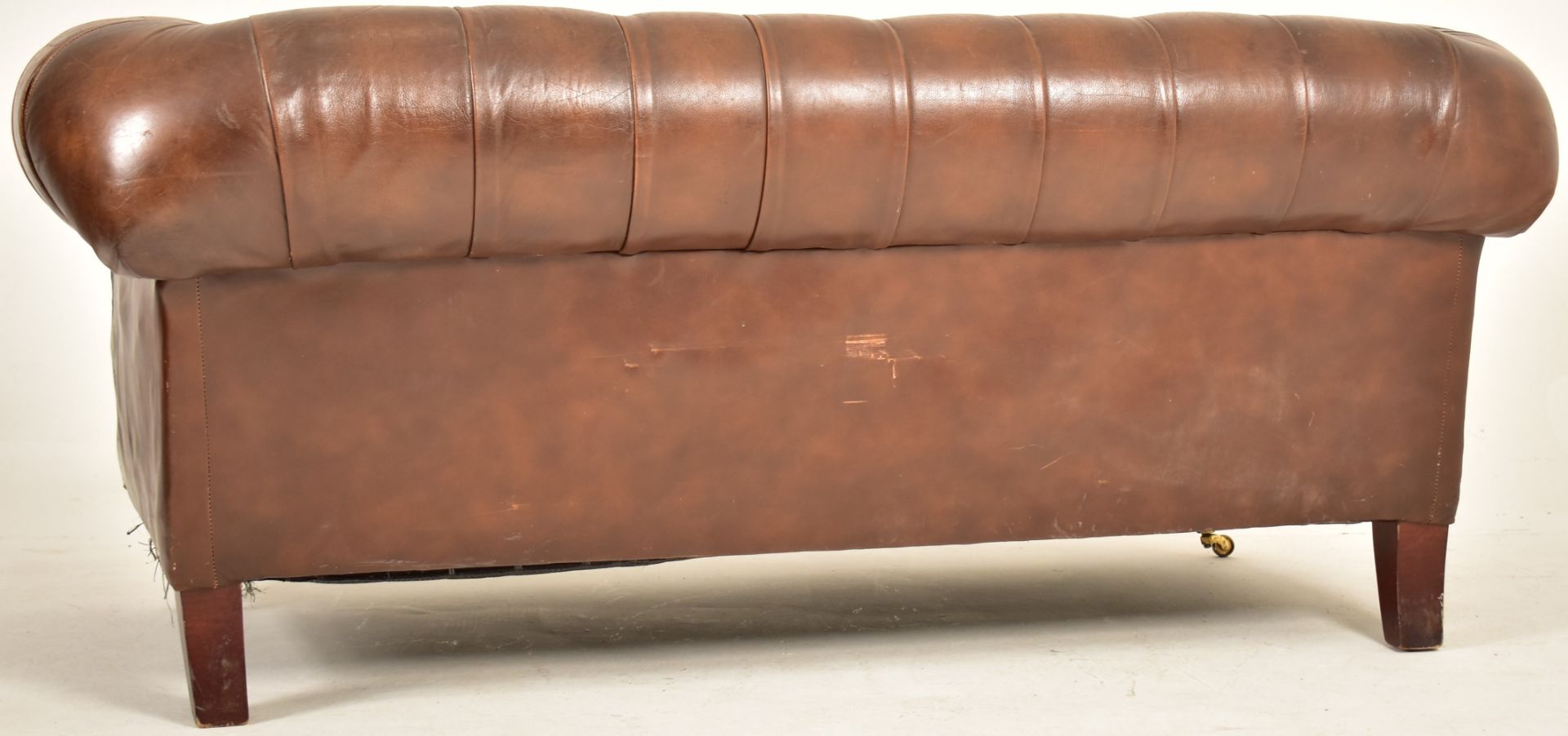 CONTEMPORARY BROWN LEATHER CHESTERFIELD SOFA - Image 7 of 7