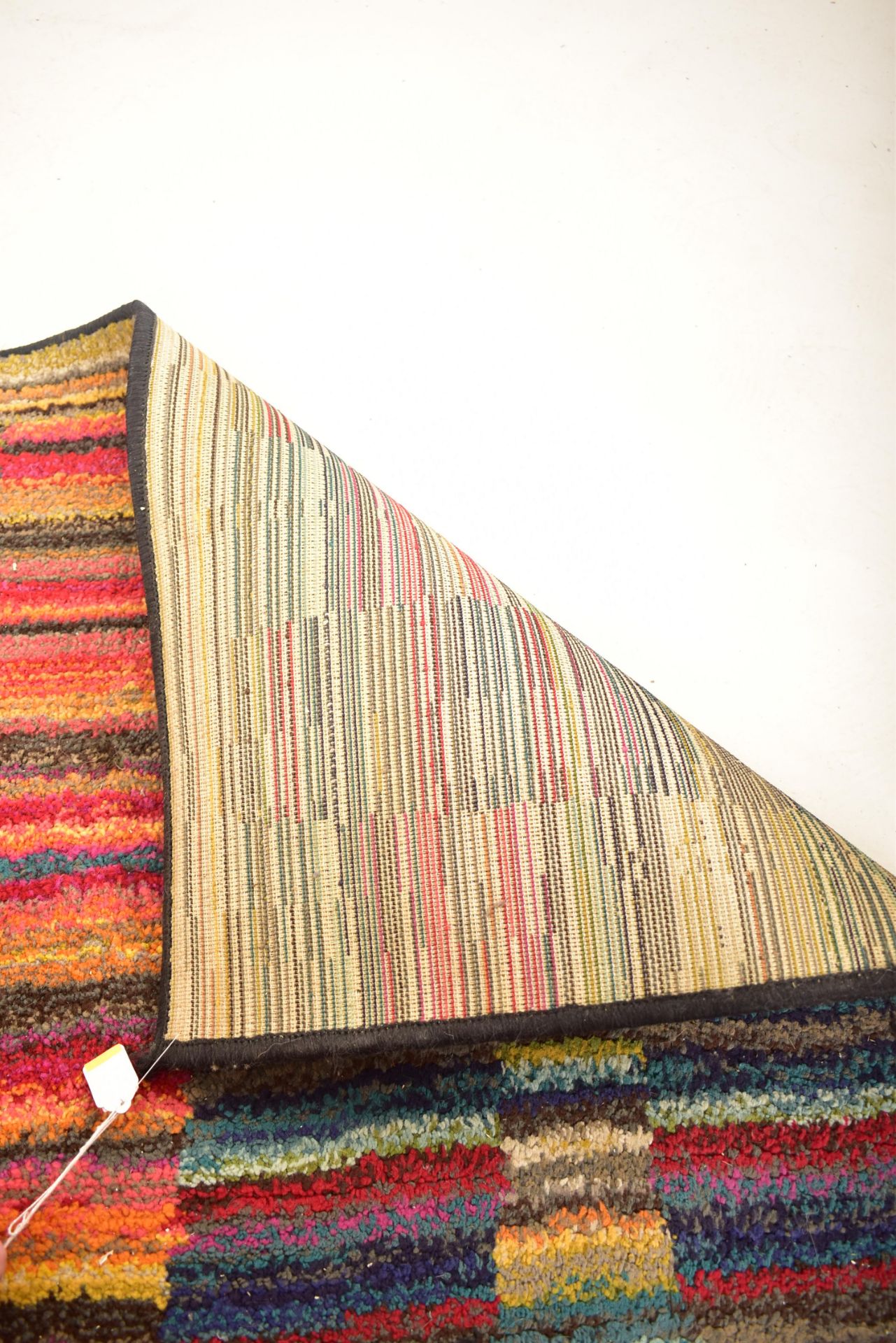 LATE 20TH CENTURY MULTI COLOURED WOOLLEN RUG - Bild 4 aus 5