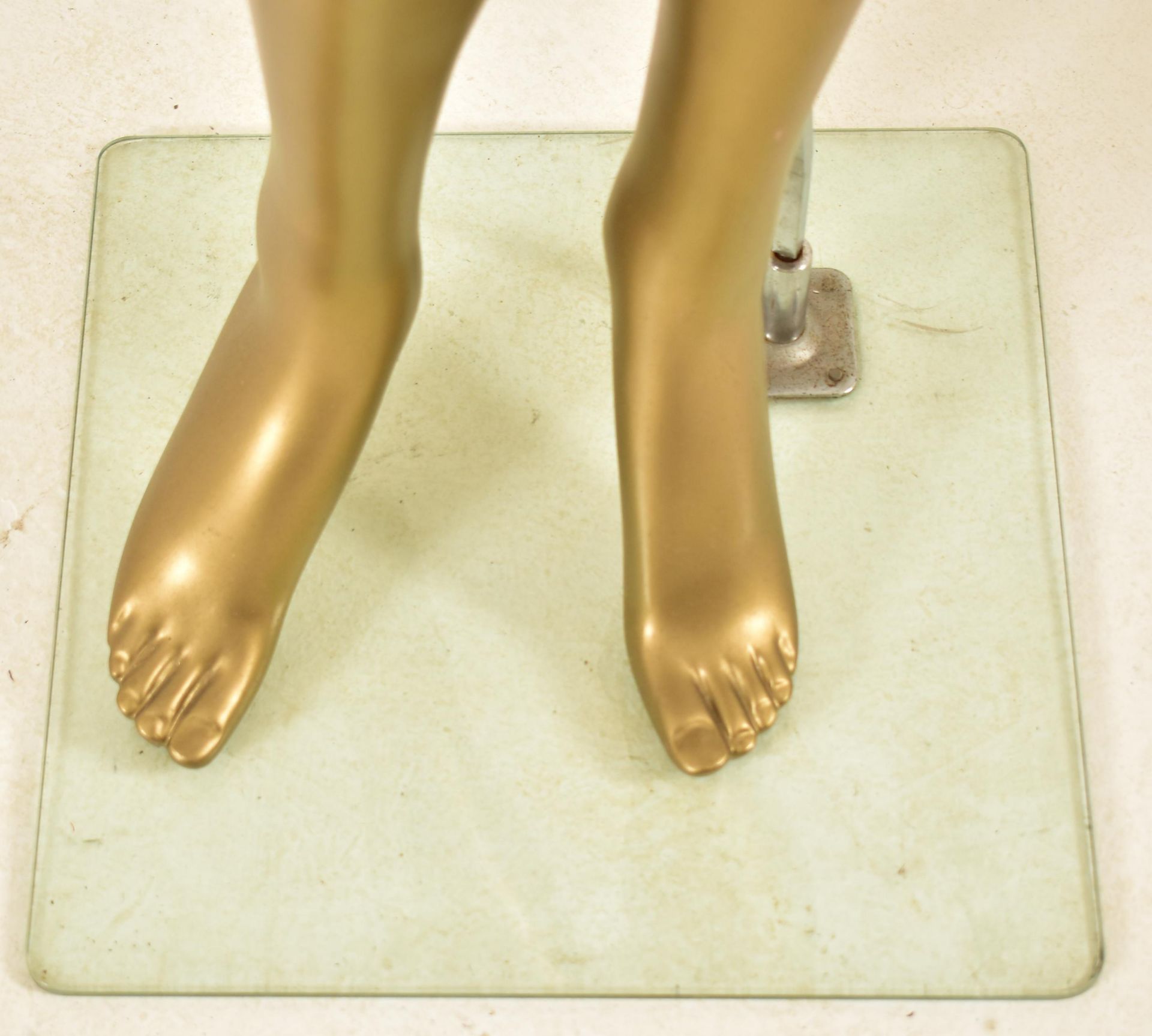 SET OF THREE GOLD FINISHED POINT OF SALE DISPLAY MANNEQUINS - Bild 5 aus 8