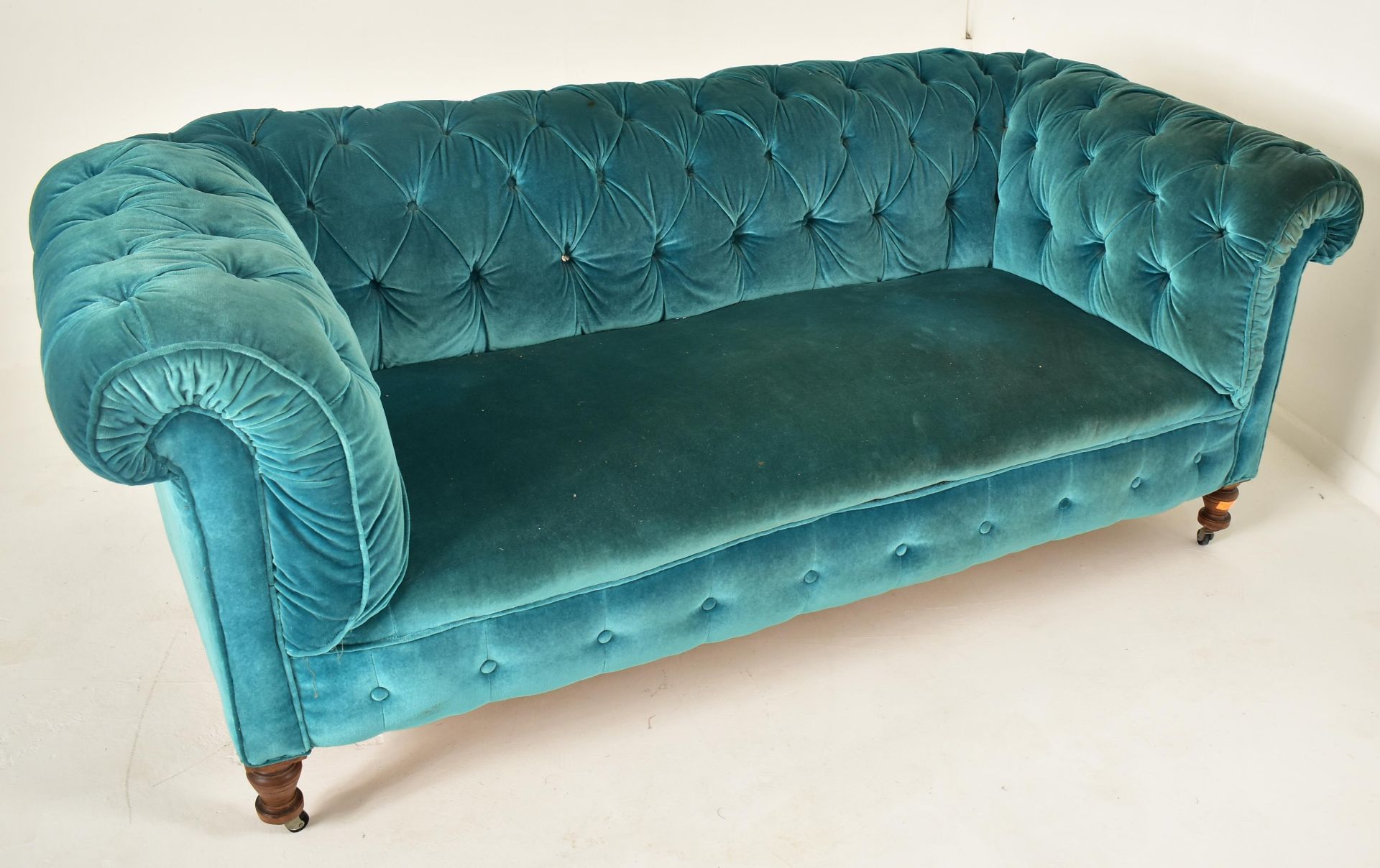 EARLY 20TH CENTURY VELVET CHESTERFIELD SOFA SETTEE - Bild 2 aus 6