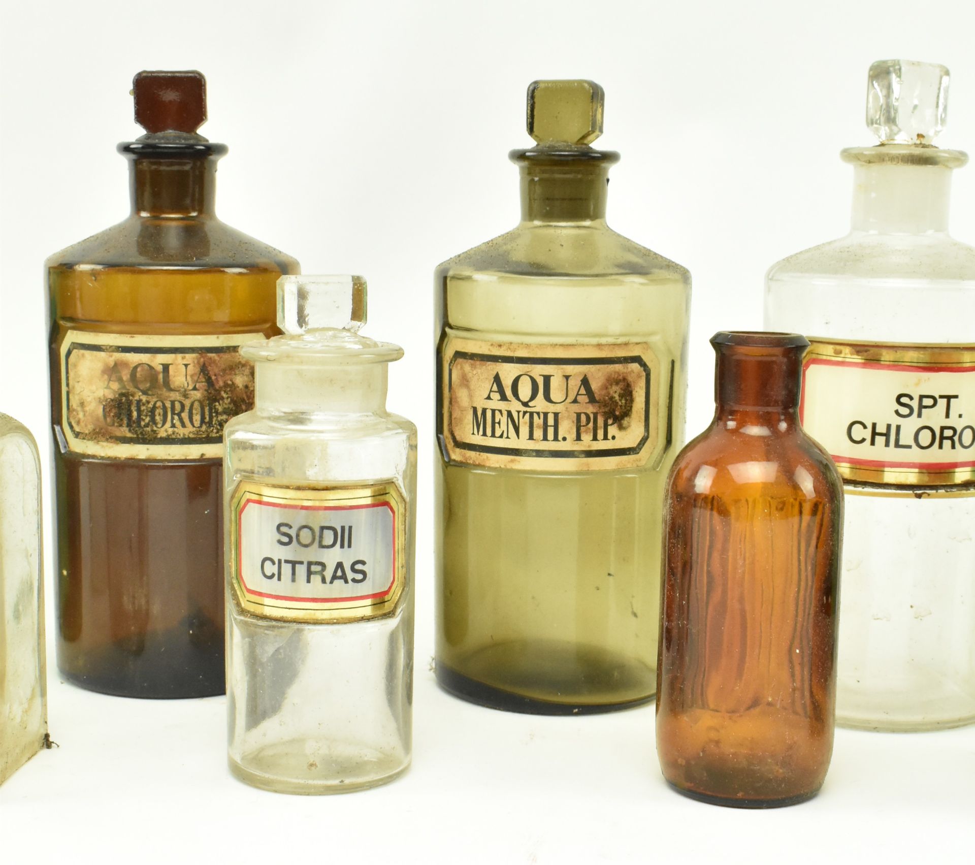 SELECTION OF EARLY 20TH CENTURY APOTHECARY BOTTLES - Bild 5 aus 6