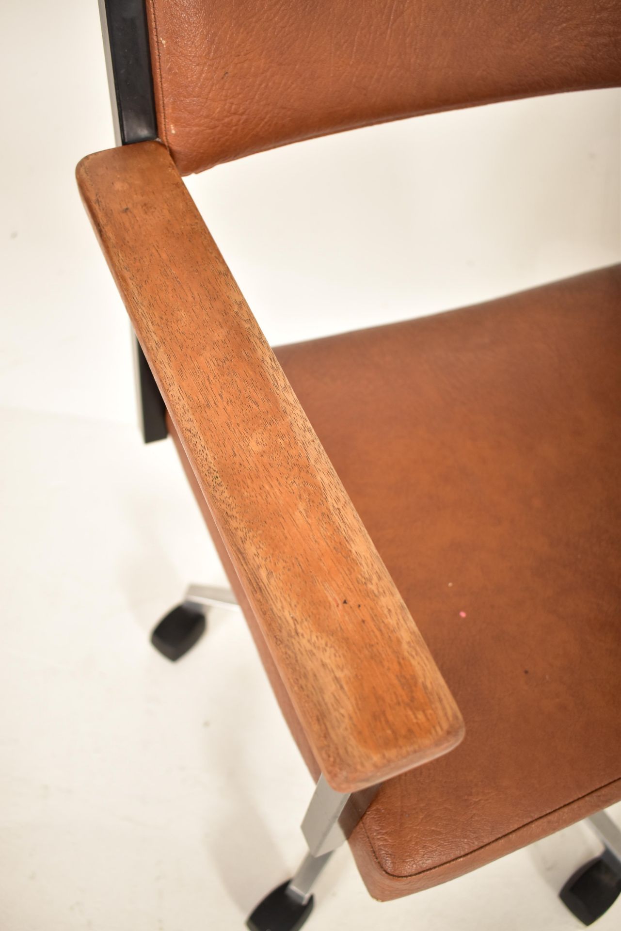 MID CENTURY 1970S LEATHER & CHROME SWIVEL OFFICE CHAIR - Image 4 of 5