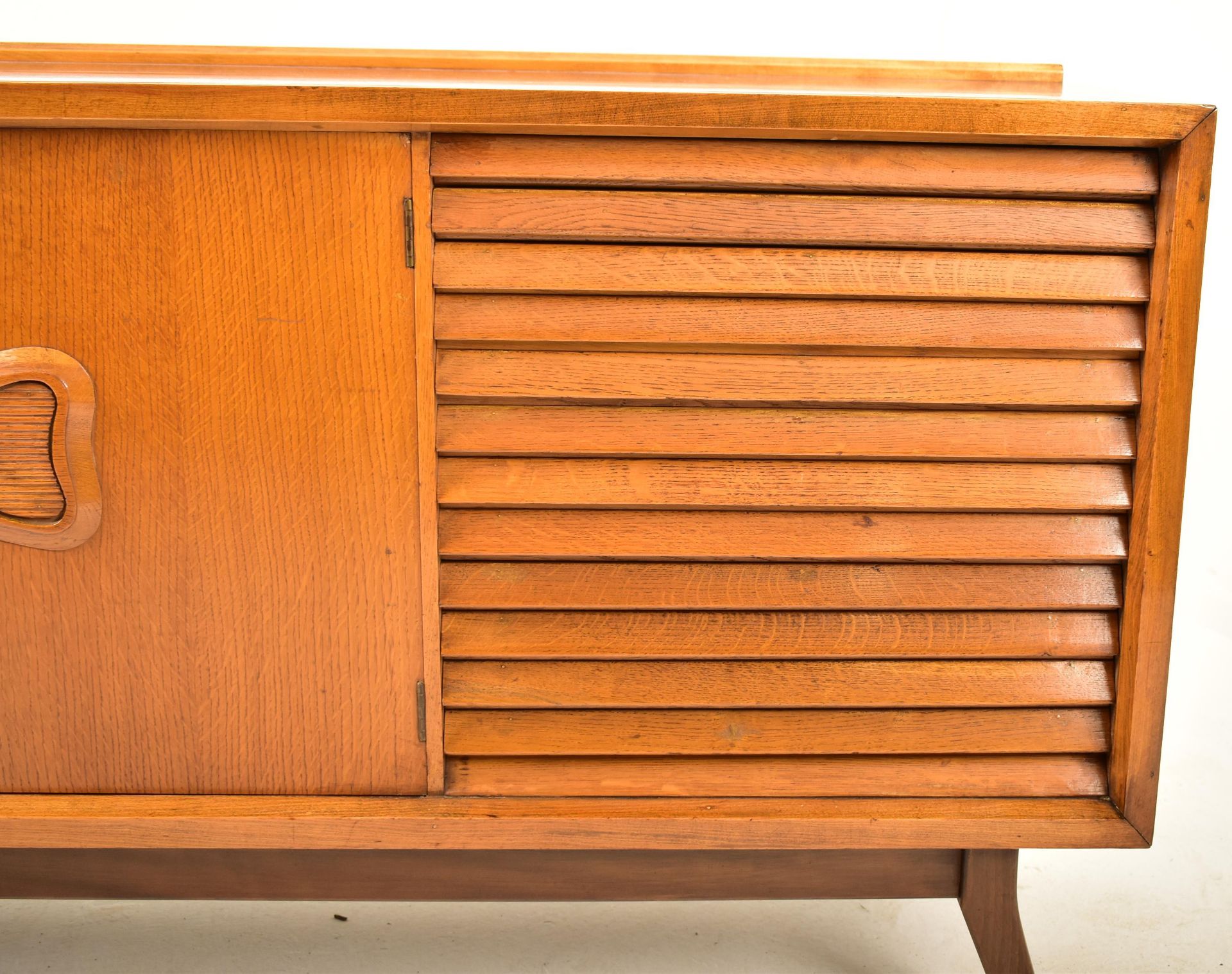 MID CENTURY TEAK AND WALNUT SIDEBOARD CREDENZA - Bild 5 aus 10