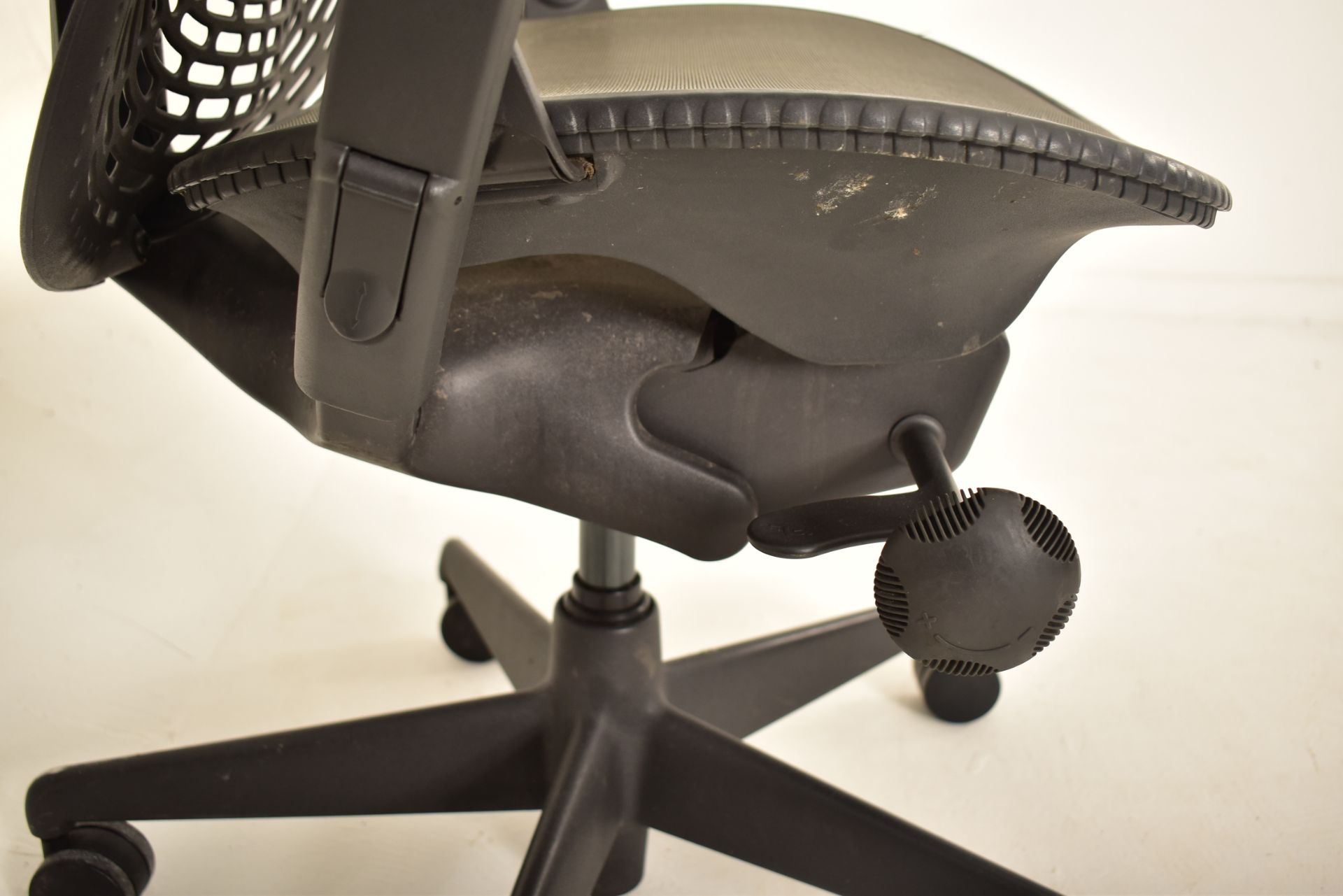 HERMAN MILLER - MIRRA 2 - SWIVEL OFFICE DESK CHAIR BY STUDIO 7.5 - Bild 4 aus 5