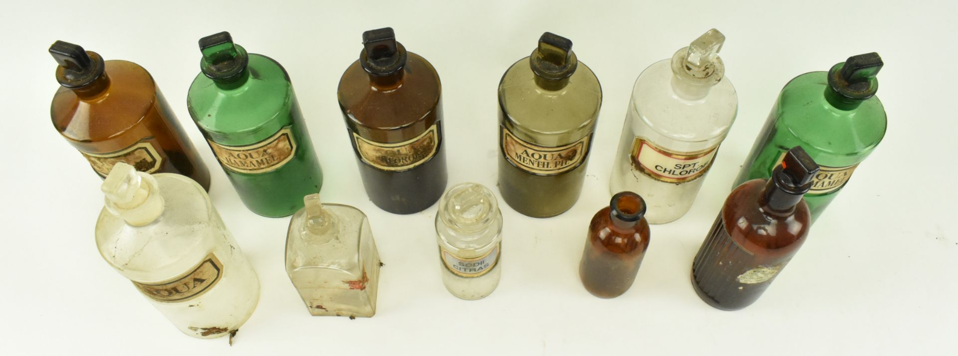 SELECTION OF EARLY 20TH CENTURY APOTHECARY BOTTLES - Bild 3 aus 6