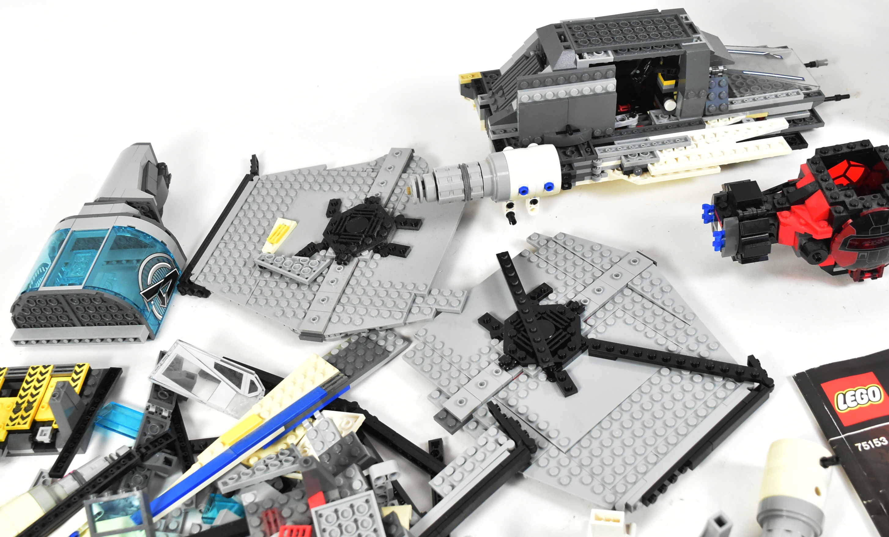 LEGO - LOOSE BRICKS & MINIFIGURES - Image 9 of 11